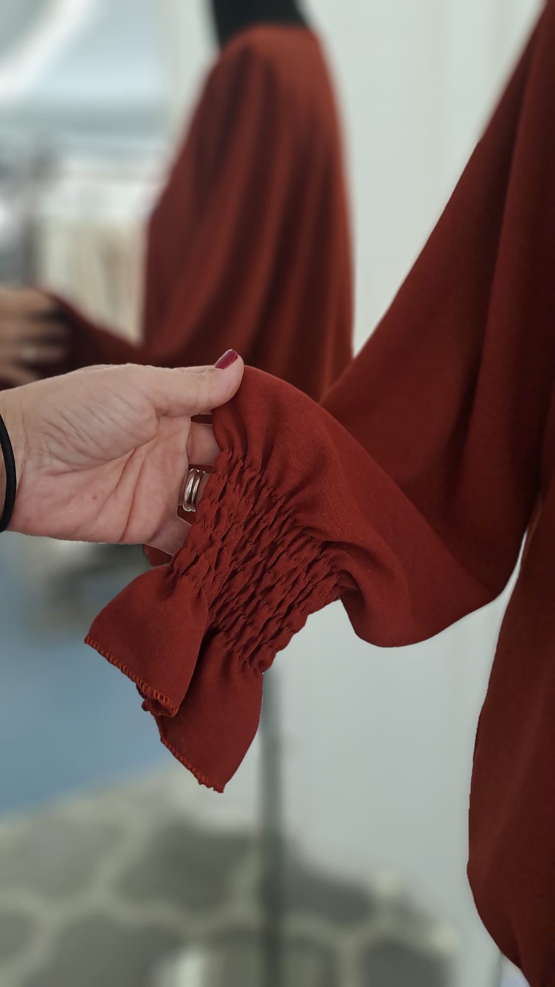 Schlupfbluse Rost | V-Ausschnitt & Gummibund | SM Youngfashion 6909 - Detailansicht Bündchen
