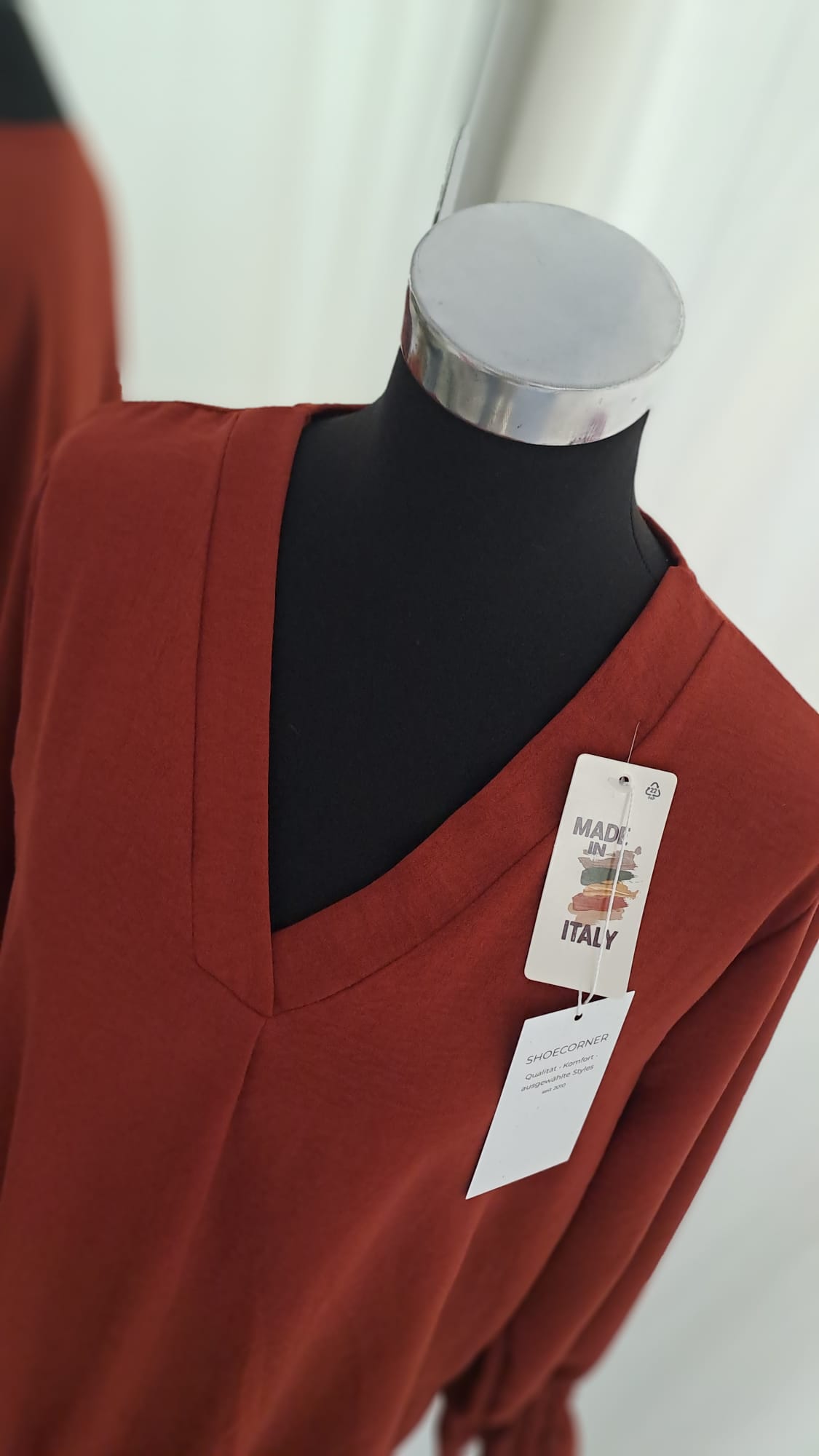 Schlupfbluse Rost | V-Ausschnitt & Gummibund | SM Youngfashion 6909- Detailansicht Ausschnitt
