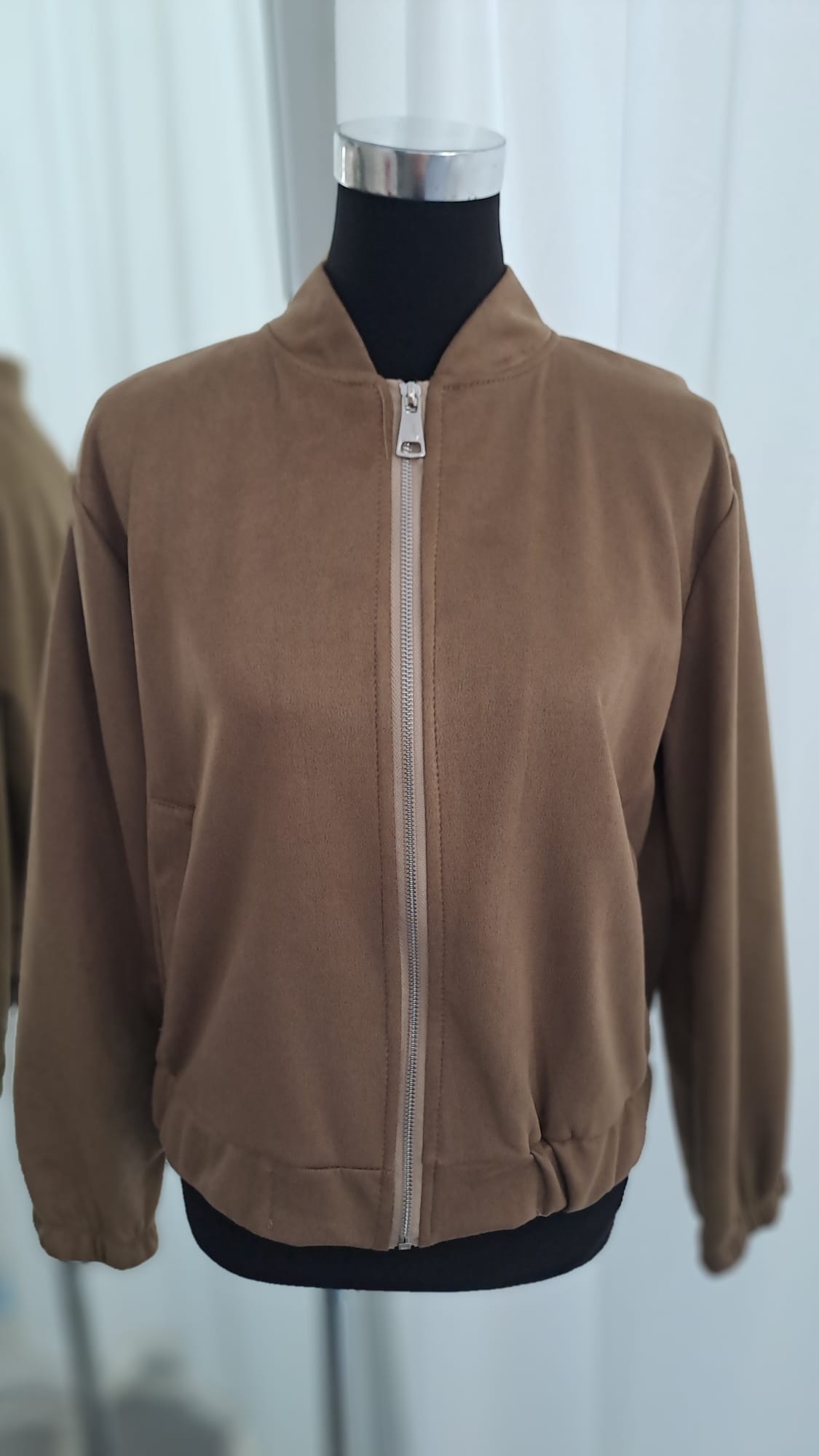 Bomberjacke Camel Wildlederoptik | Charme Mode 6796 - Detailansicht Reißverschluss