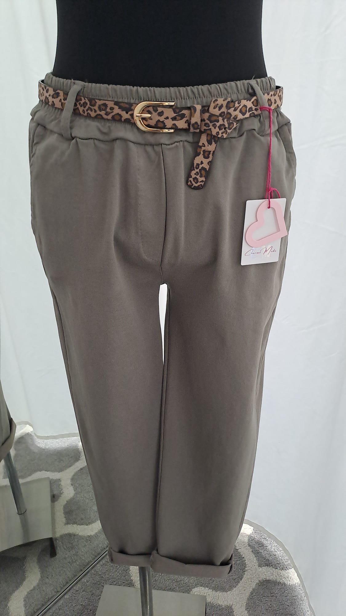 Damenhose Taupe mit Leogürtel – Charme Mode 6811 - Seitenansicht