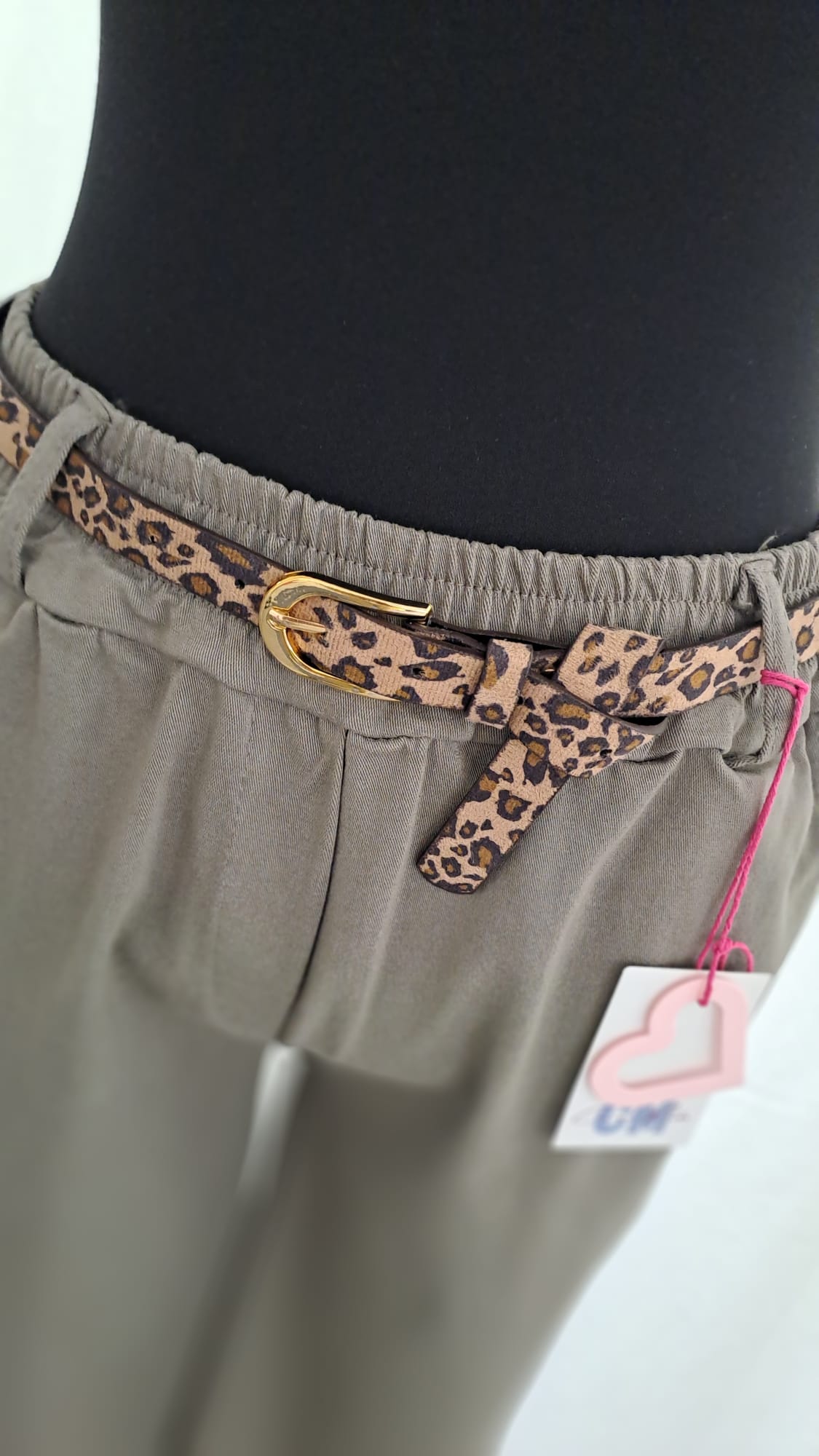 Damenhose Taupe mit Leogürtel – Charme Mode 6811 - Detailansicht Gürtel
