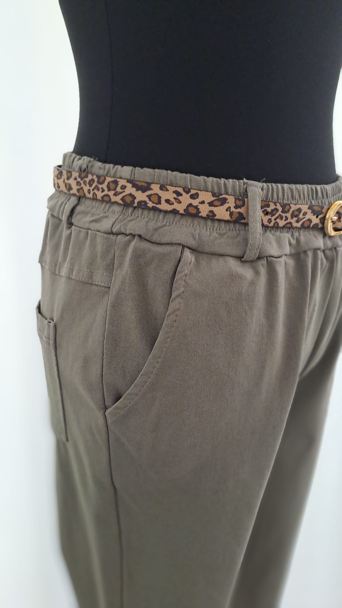 Damenhose Taupe mit Leogürtel – Charme Mode 6811 - Detailansicht Taschen