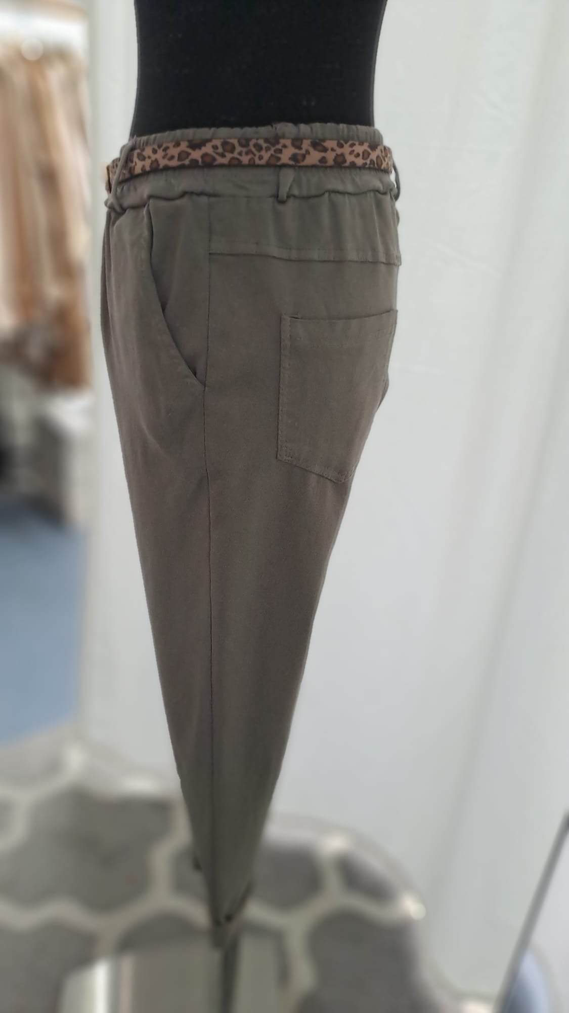 Damenhose Taupe mit Leogürtel – Charme Mode 6811 - Frontansicht