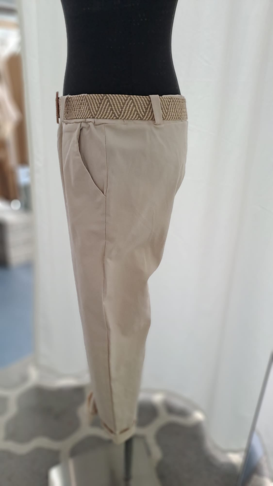 Damenhose Beige mit Flechtgürtel – SM Youngfashion 6916 - Frontansicht