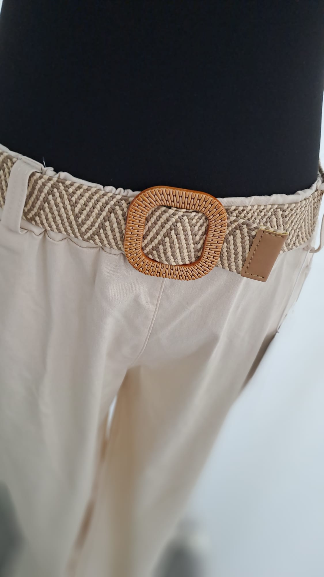 Damenhose Beige mit Flechtgürtel – SM Youngfashion 6916 - Detailansicht Gürtel