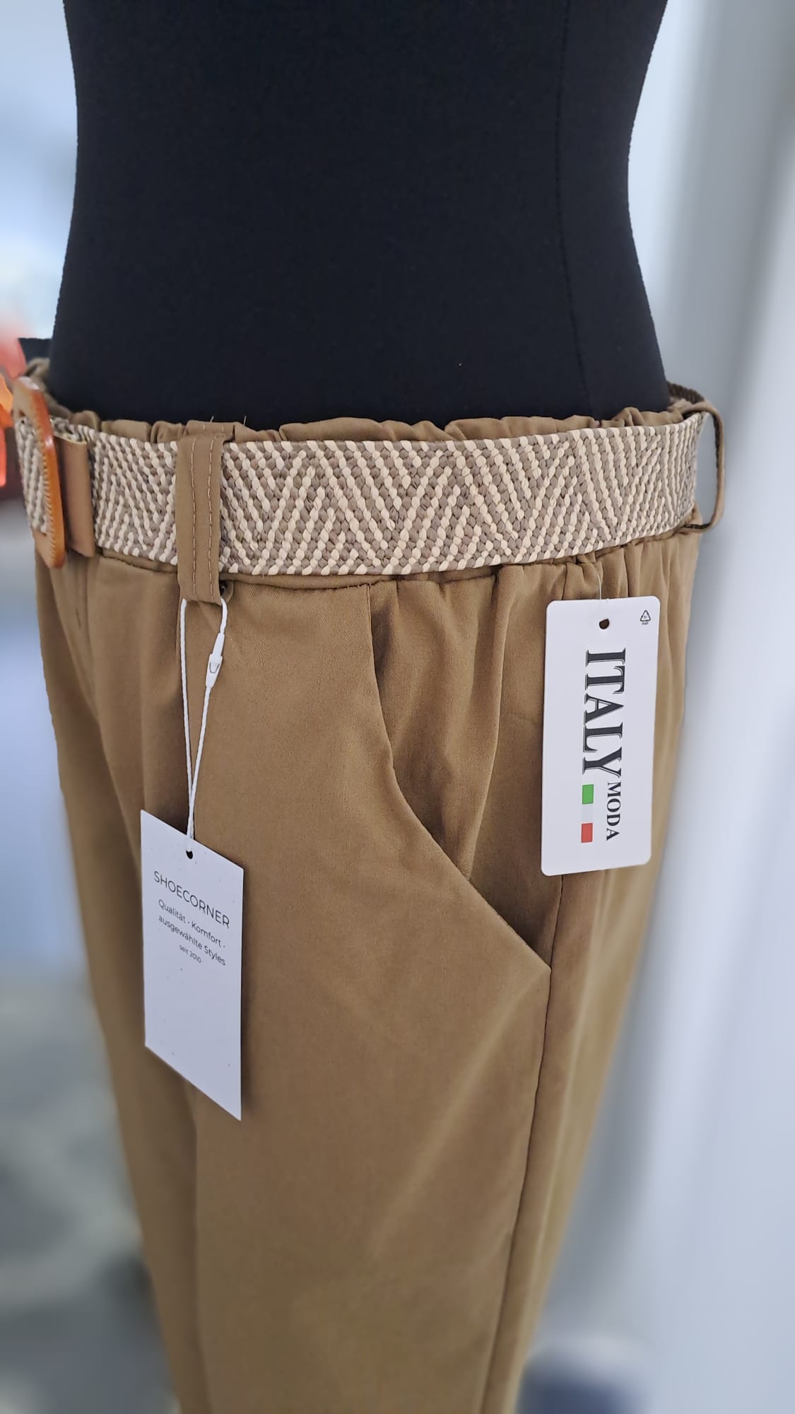 Damenhose Camel mit Flechtgürtel – SM Youngfashion 6920-Detailansicht Taschen
