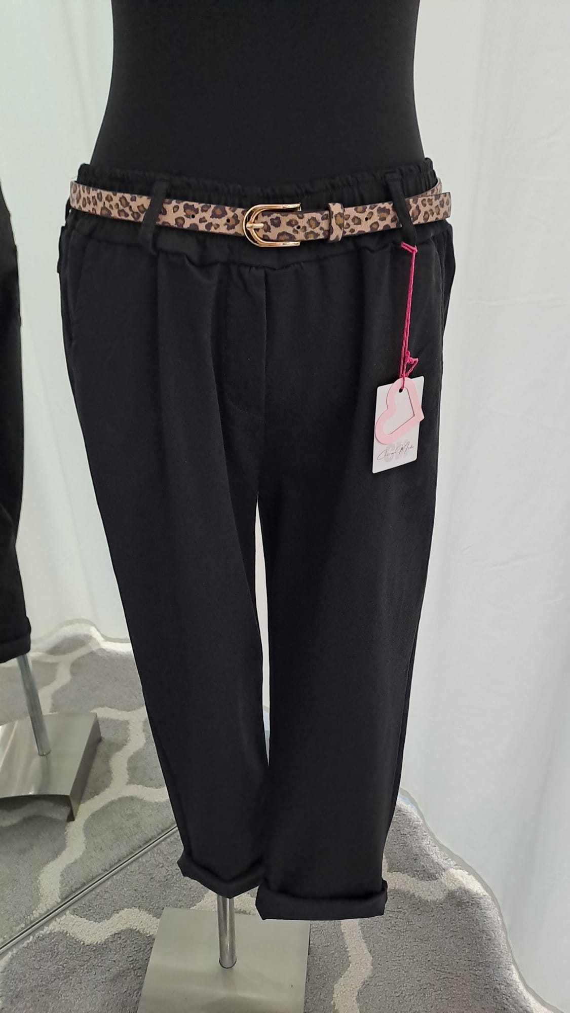 Damenhose Schwarz mit Leogürtel – Charme Mode 6810 - Vorderansicht