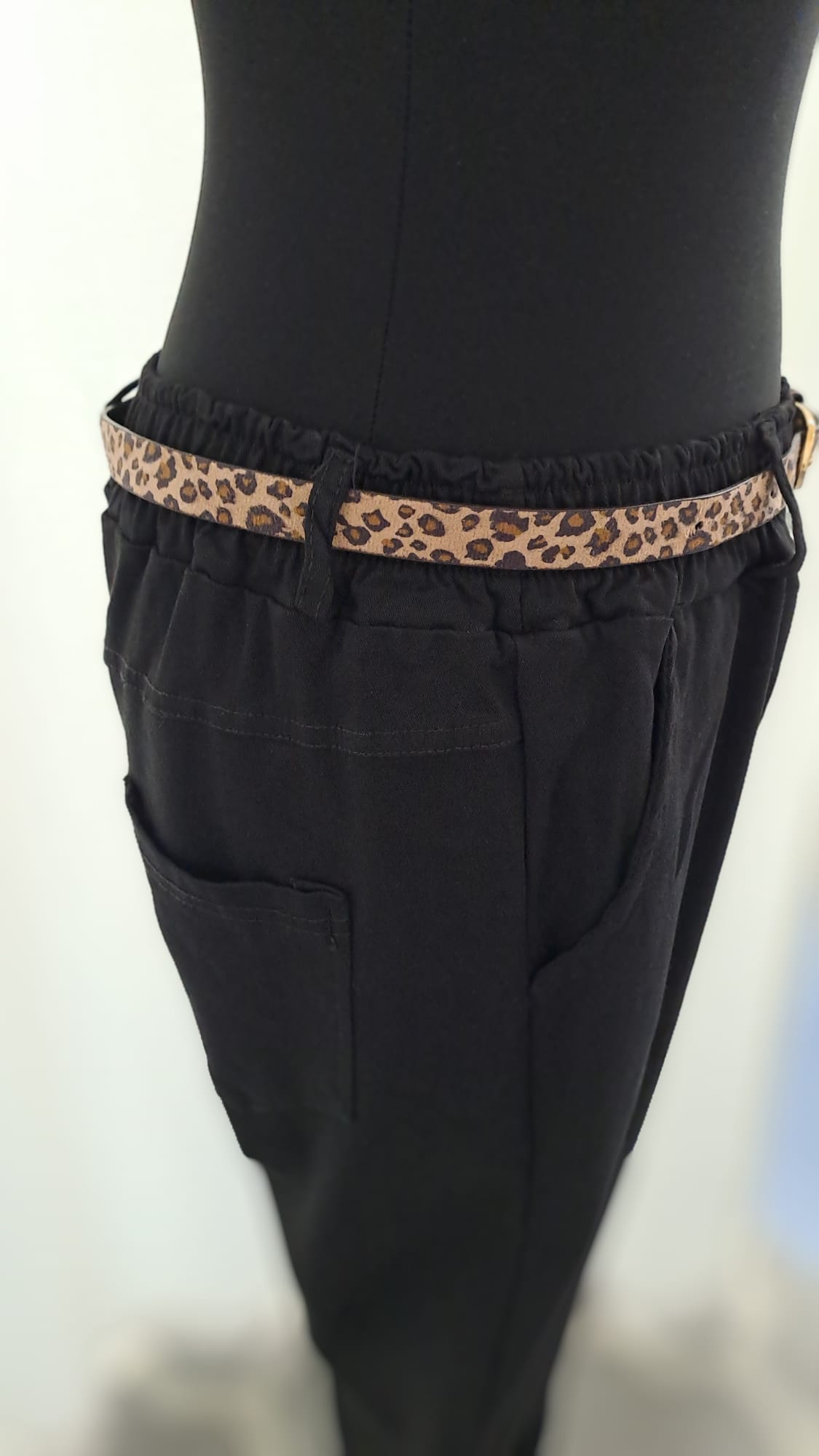 Damenhose Schwarz mit Leogürtel – Charme Mode 6810 - Detailansicht Gummibund
