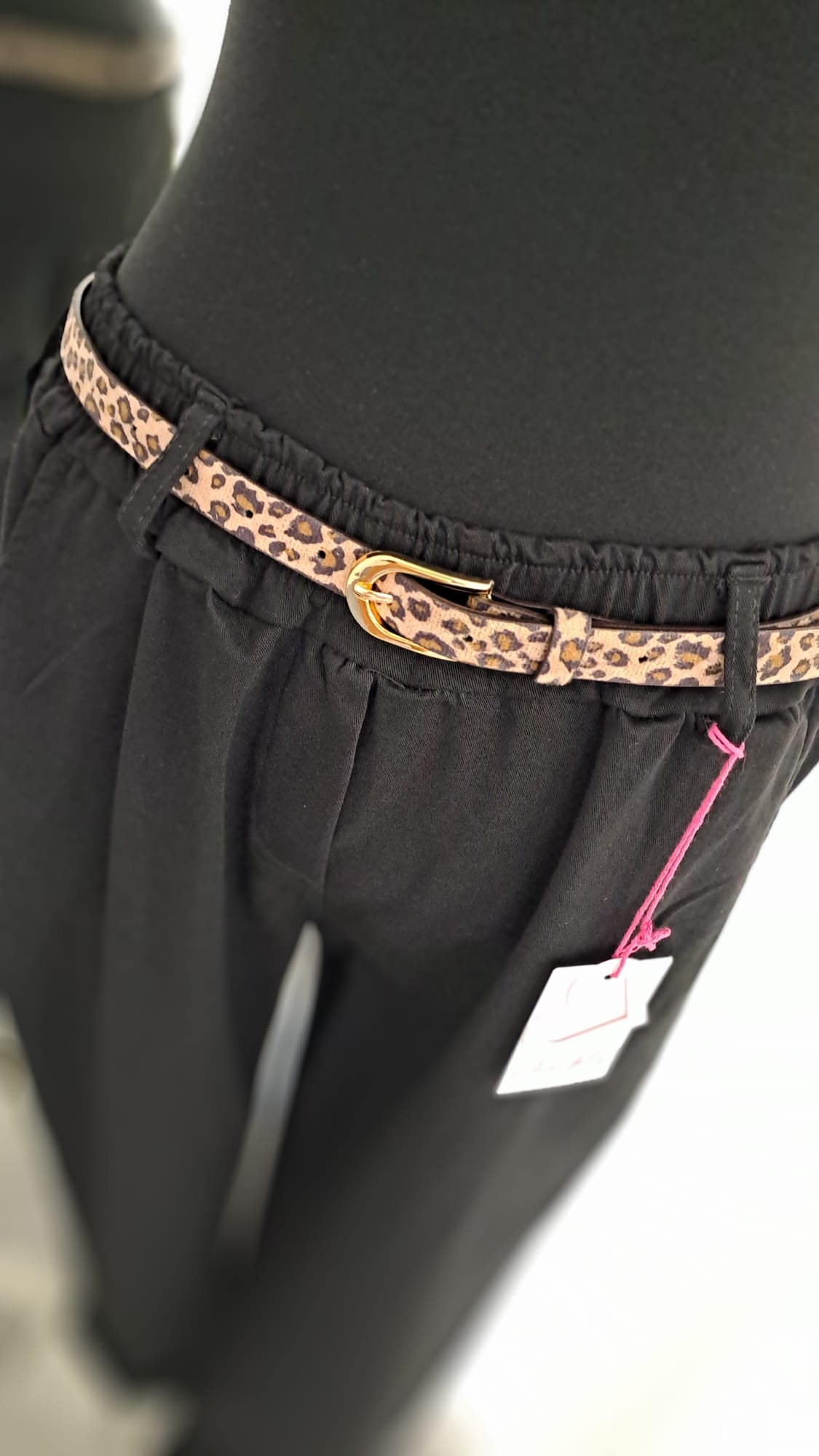 Damenhose Schwarz mit Leogürtel – Charme Mode 6810- Detailansicht Gürtel