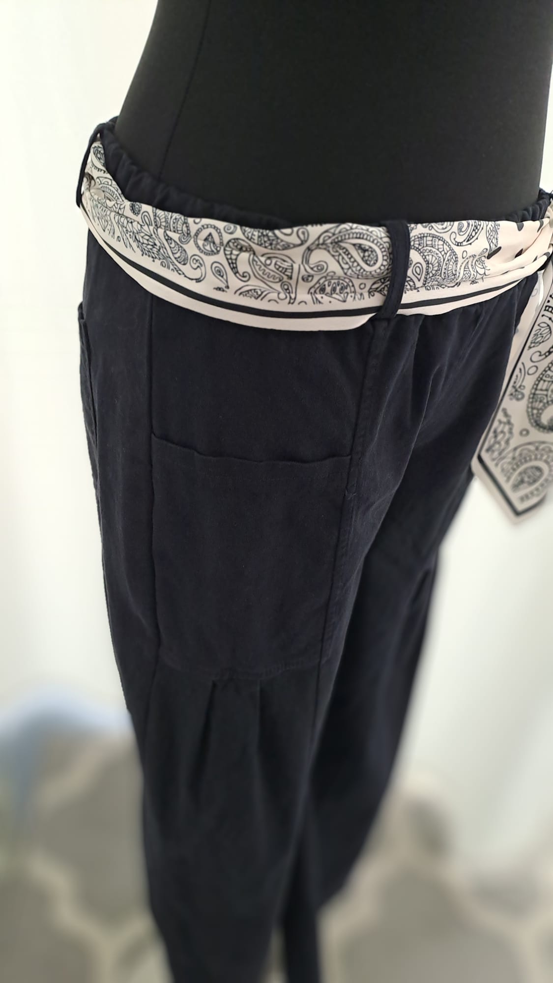 Culotte Hose Schwarz mit Schal - Charme Mode 6821 - Detailansicht Tasche