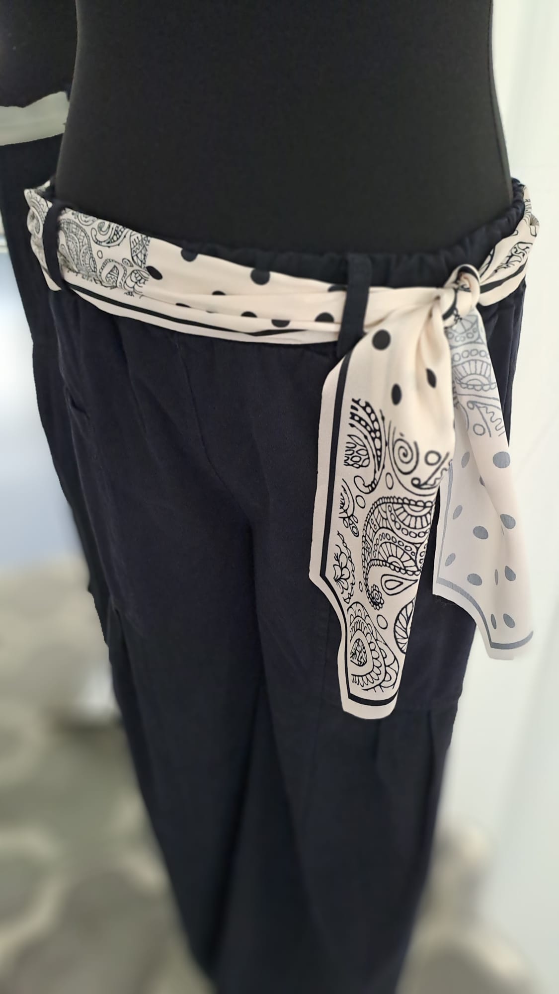 Culotte Hose Schwarz mit Schal - Charme Mode 6821 - Detailansicht Schal