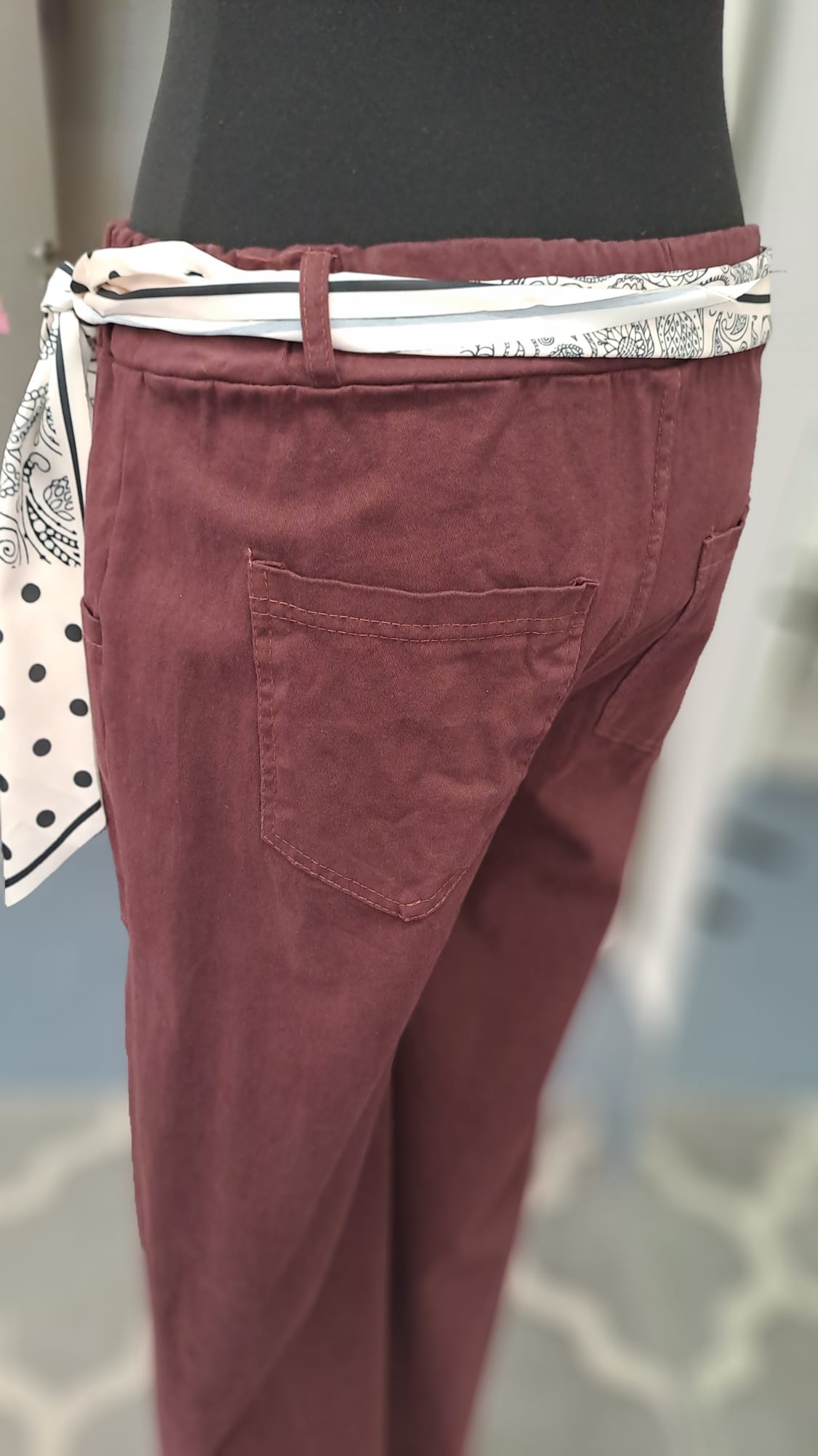 Culotte Hose Beere mit Schal - Charme Mode 6822 - Detailansicht Gesäßtasche