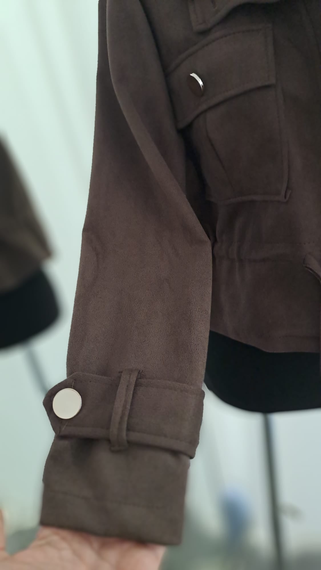 Jacke Dunkelbraun Wildlederoptik | Reißverschluss & Bindeband | Charme Mode 6771 - Detailansicht Arm