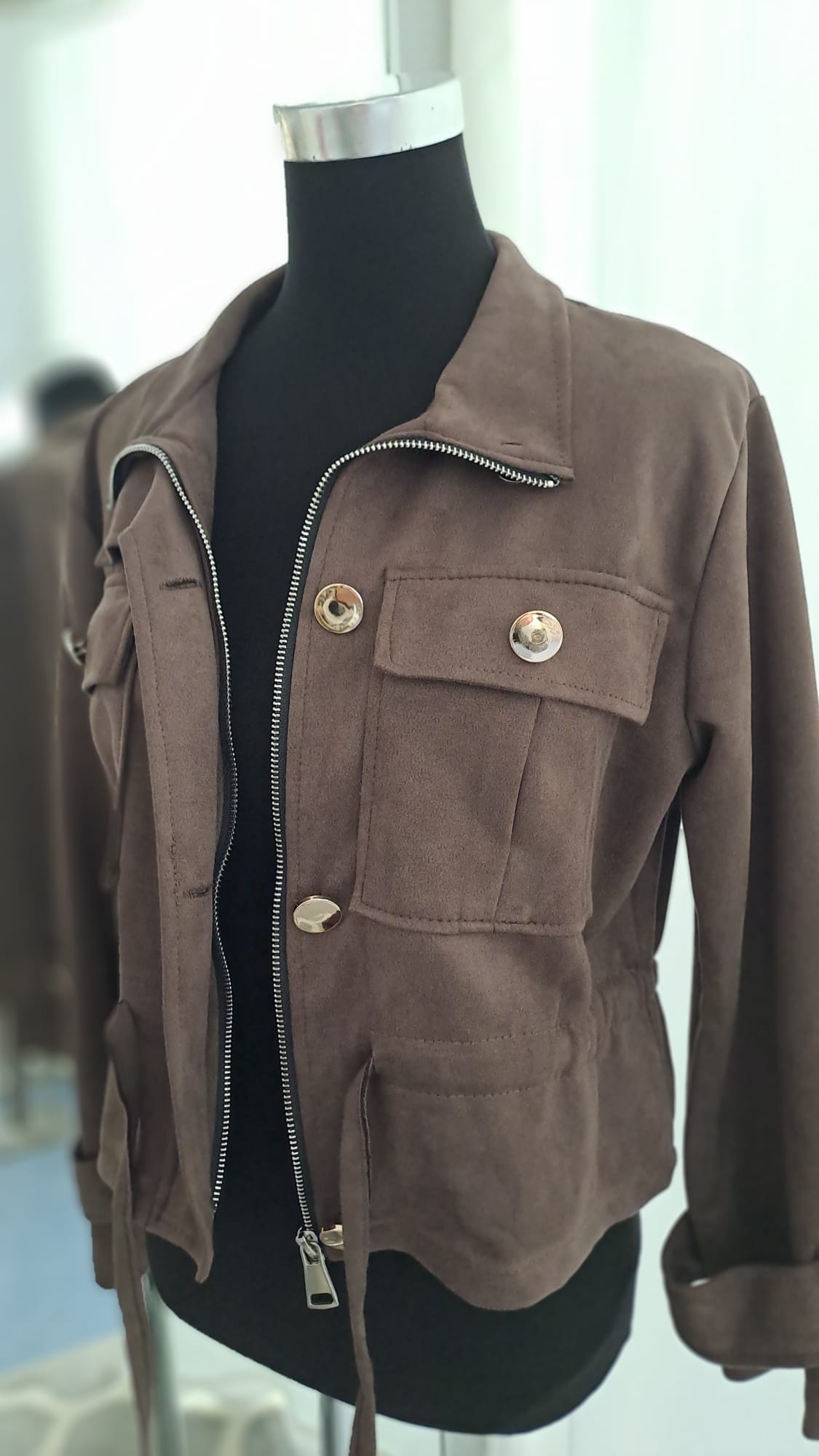 Jacke Dunkelbraun Wildlederoptik | Reißverschluss & Bindeband | Charme Mode 6771 - Detailansicht Brusttasche
