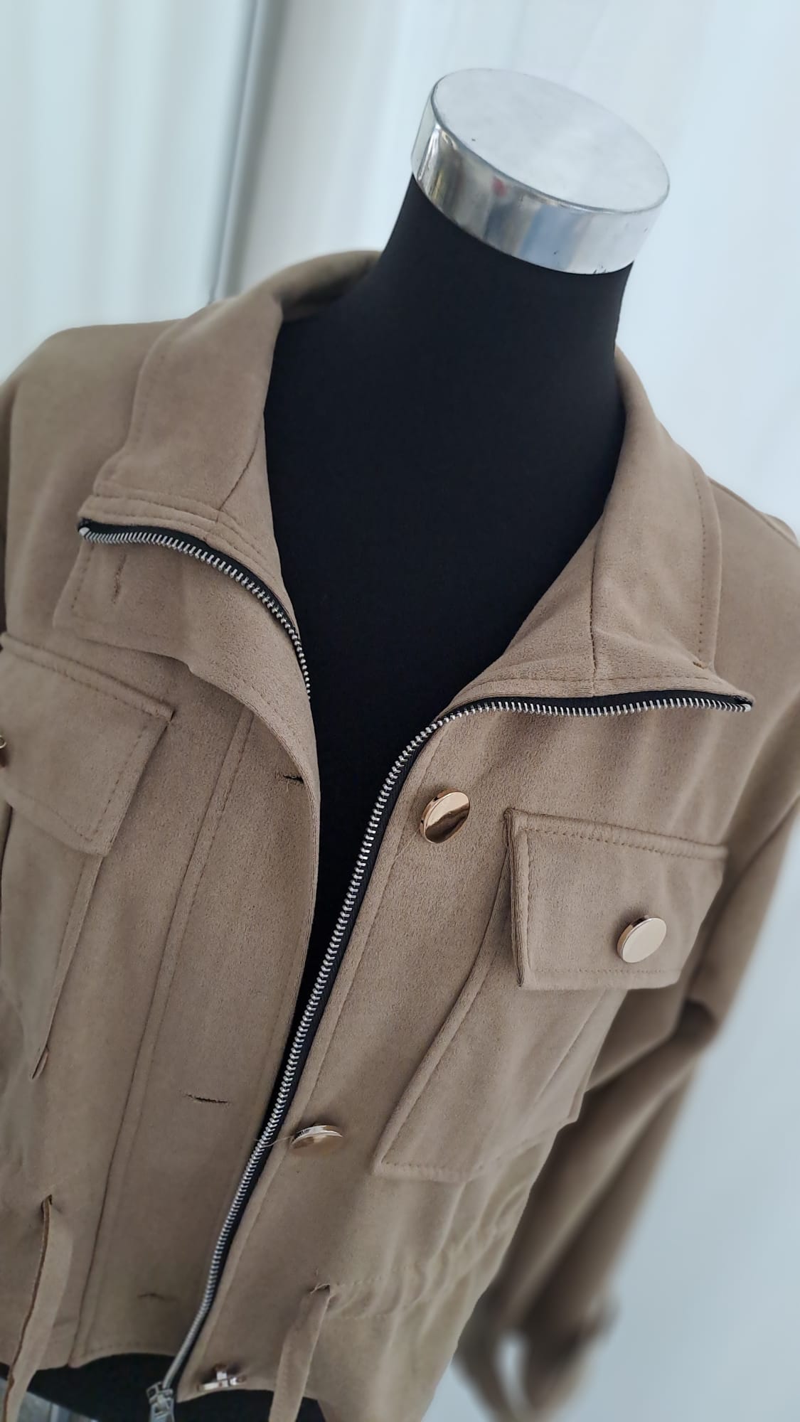 Jacke Beige Wildlederoptik | Charme Mode 6825 - Detailansicht Kragen