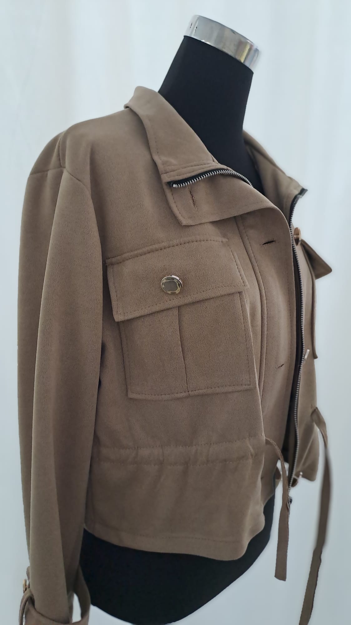 Jacke Beige Wildlederoptik | Charme Mode 6825 - Detailansicht Brusttasche