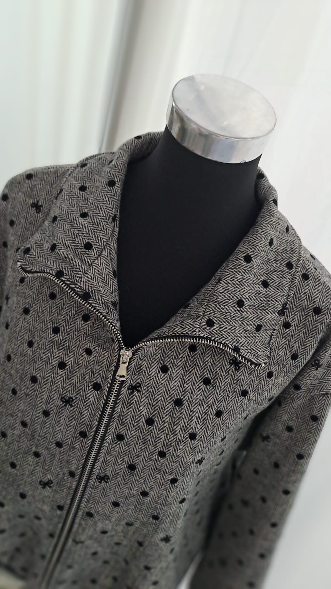 Ballonjacke Grau-Schwarz Fischgrät & Punkte – Liping Moda 6859-Detailansicht Kragen