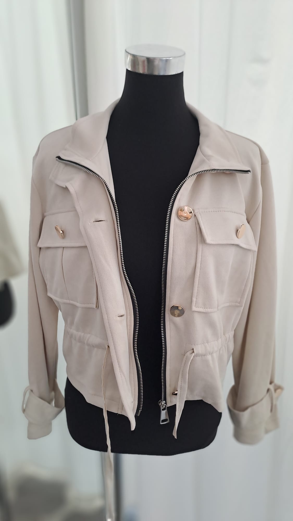 Jacke Hellbeige Wildlederoptik - Reißverschluss & Bindeband - Seitenansicht