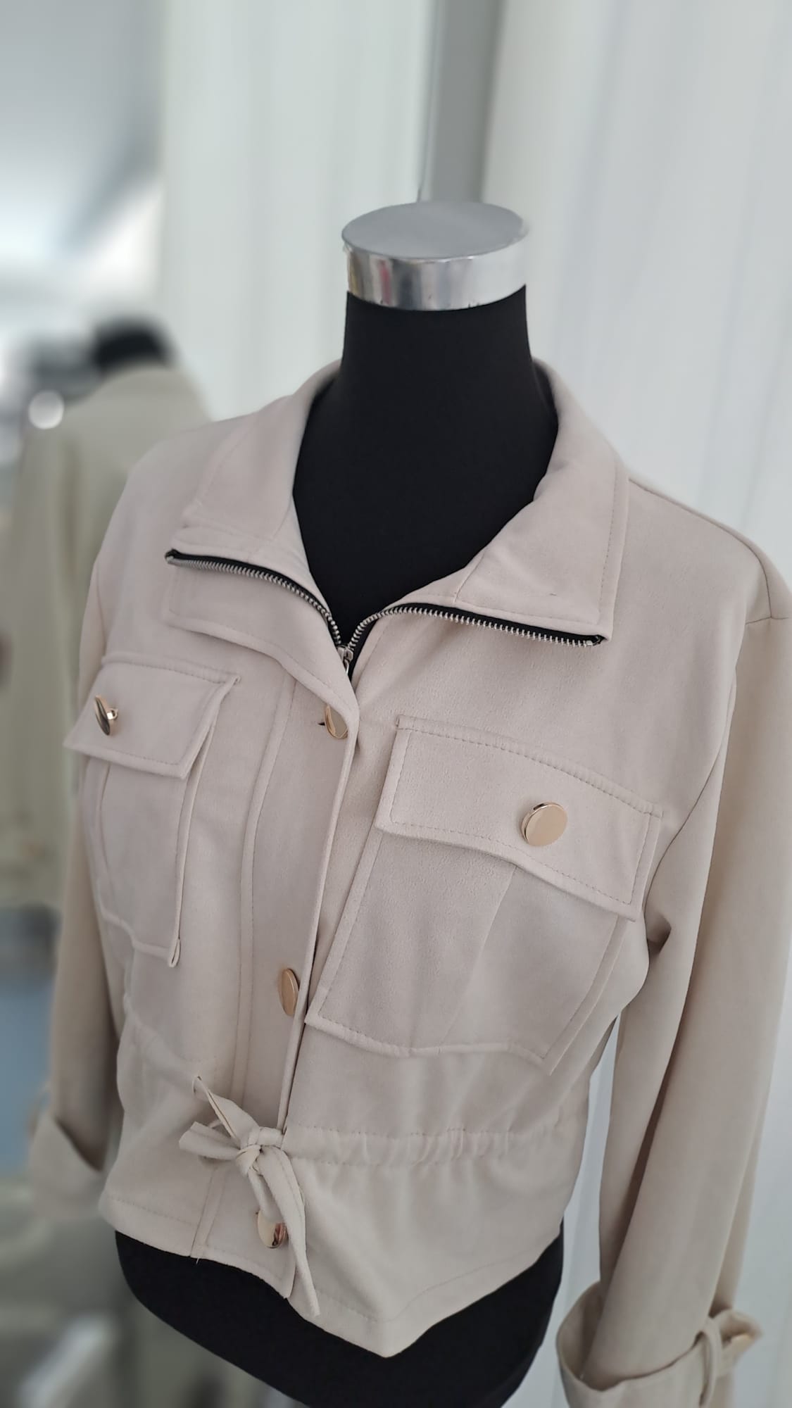 Jacke Hellbeige Wildlederoptik - Reißverschluss & Bindeband - Detailansicht Kragen