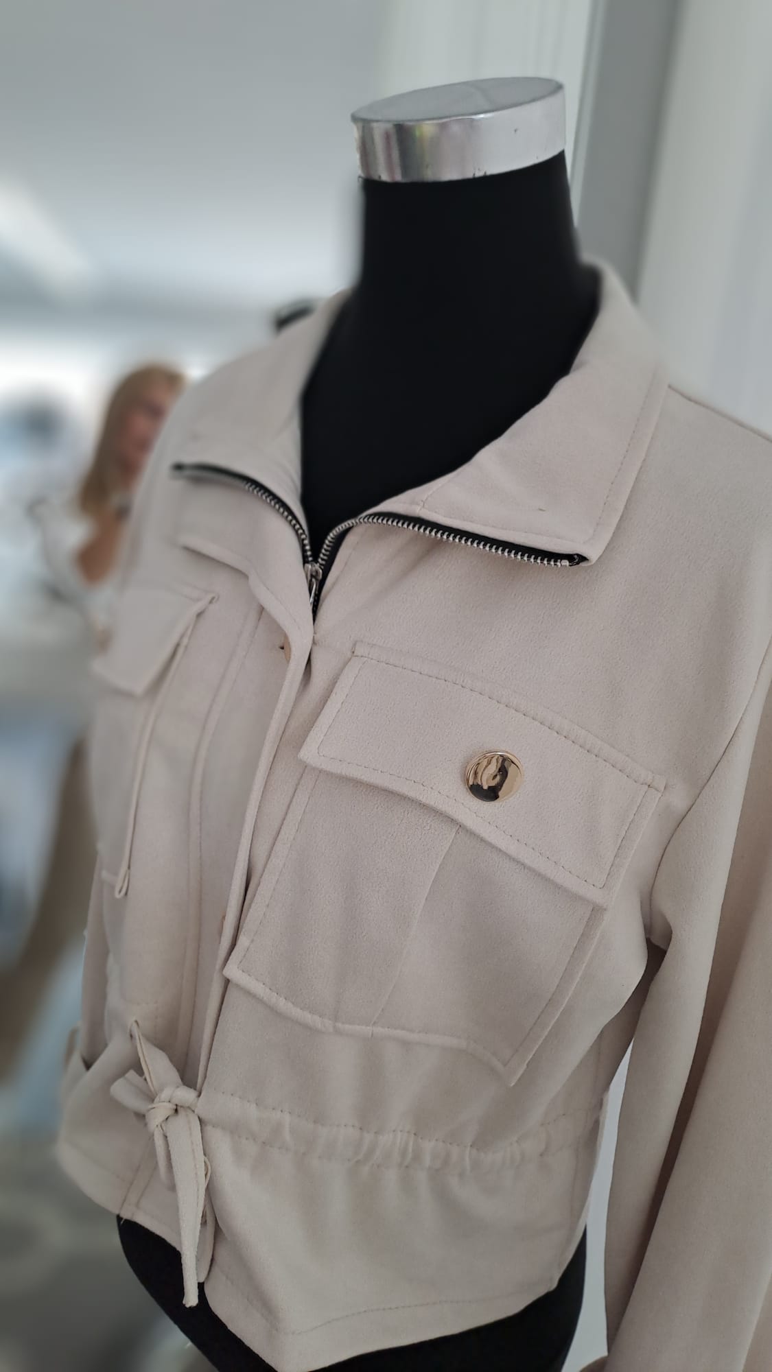Jacke Hellbeige Wildlederoptik - Reißverschluss & Bindeband - Detailansicht Reißverschluss