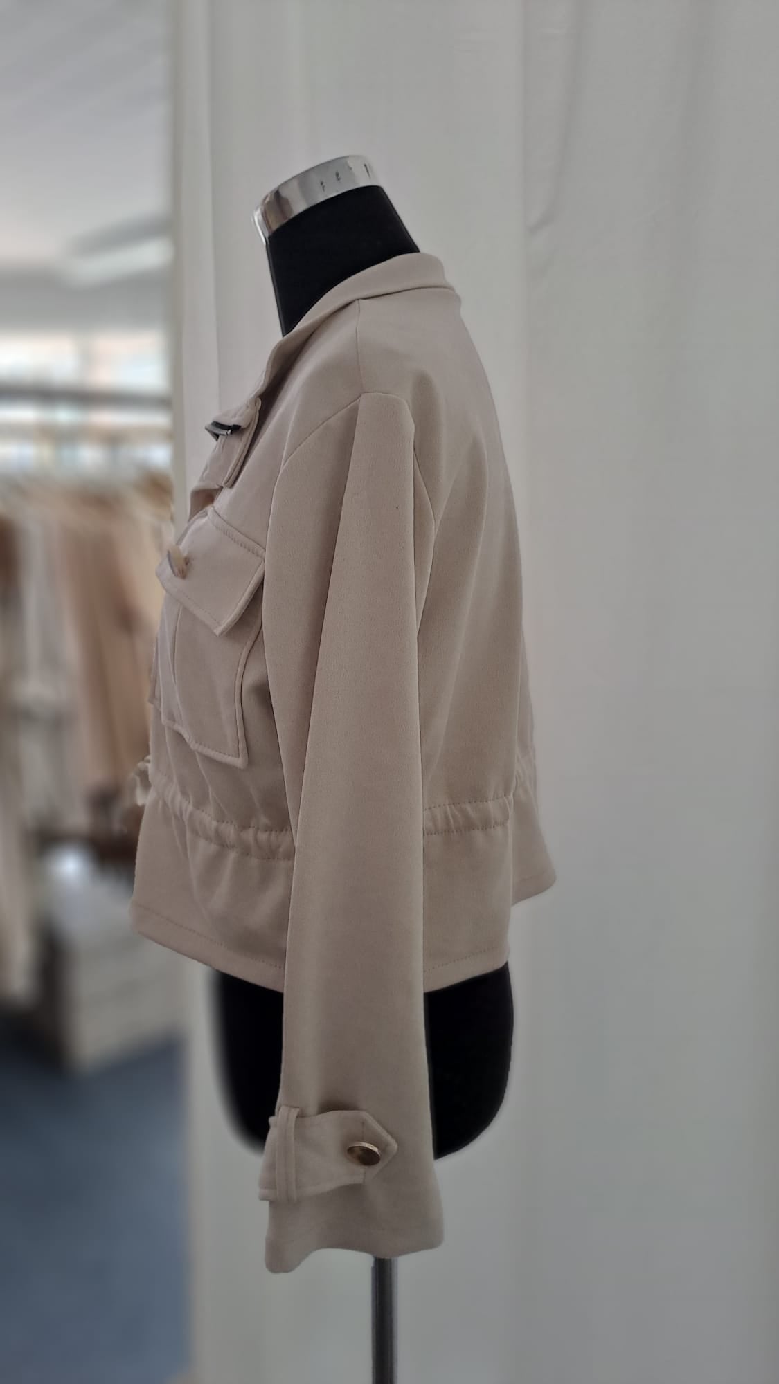 Jacke Hellbeige Wildlederoptik - Reißverschluss & Bindeband - Frontansicht
