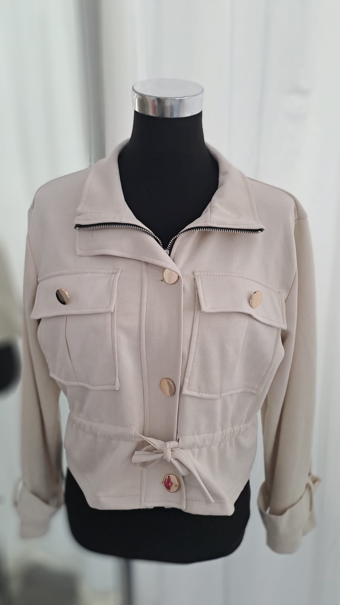 Jacke Hellbeige Wildlederoptik - Reißverschluss & Bindeband - Detail der Jackenoberfläche
