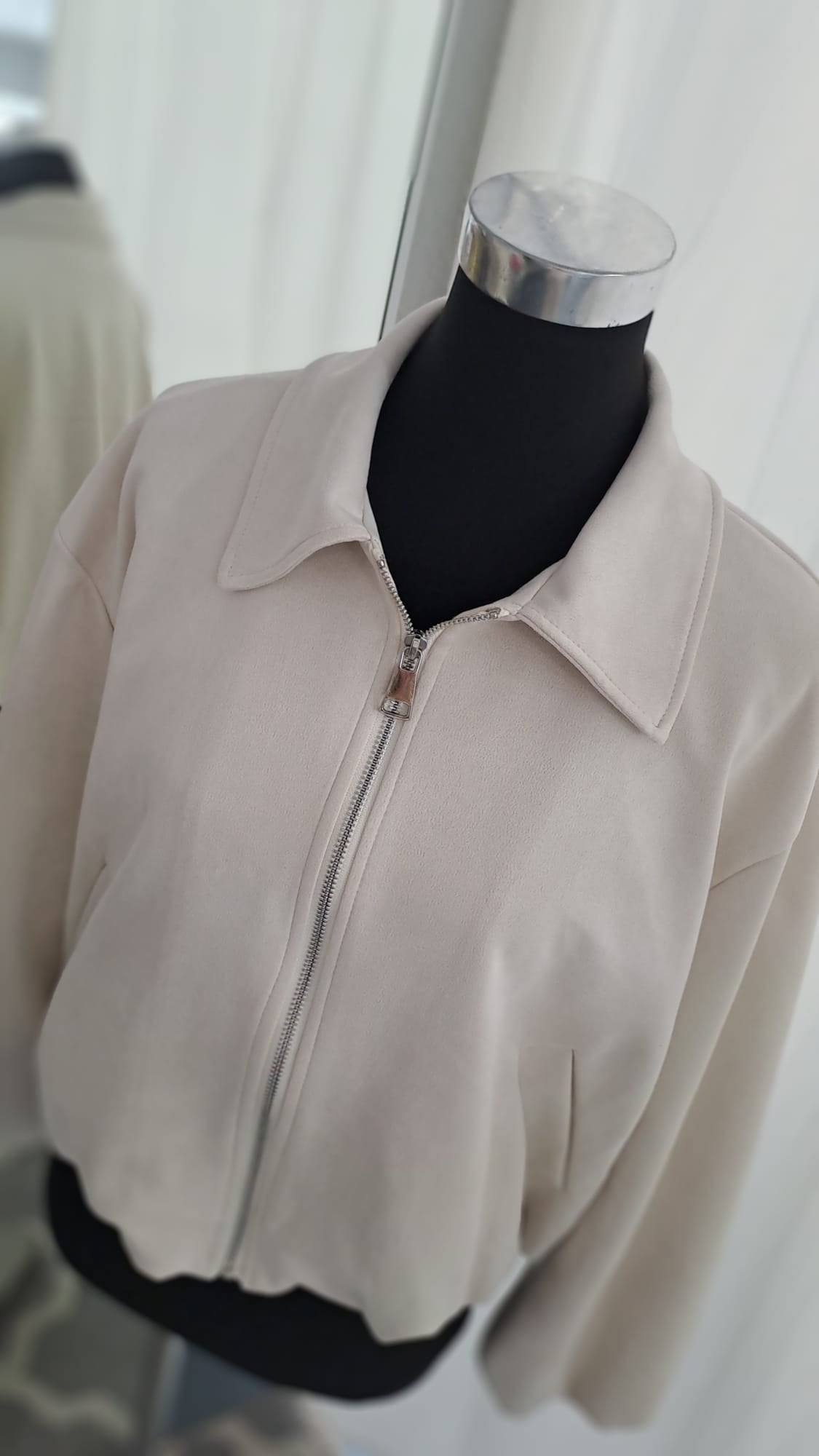 Jacke Hellbeige Wildlederoptik Ballonärmel - Charme Mode 6778 - Detailansicht Reißverschluss