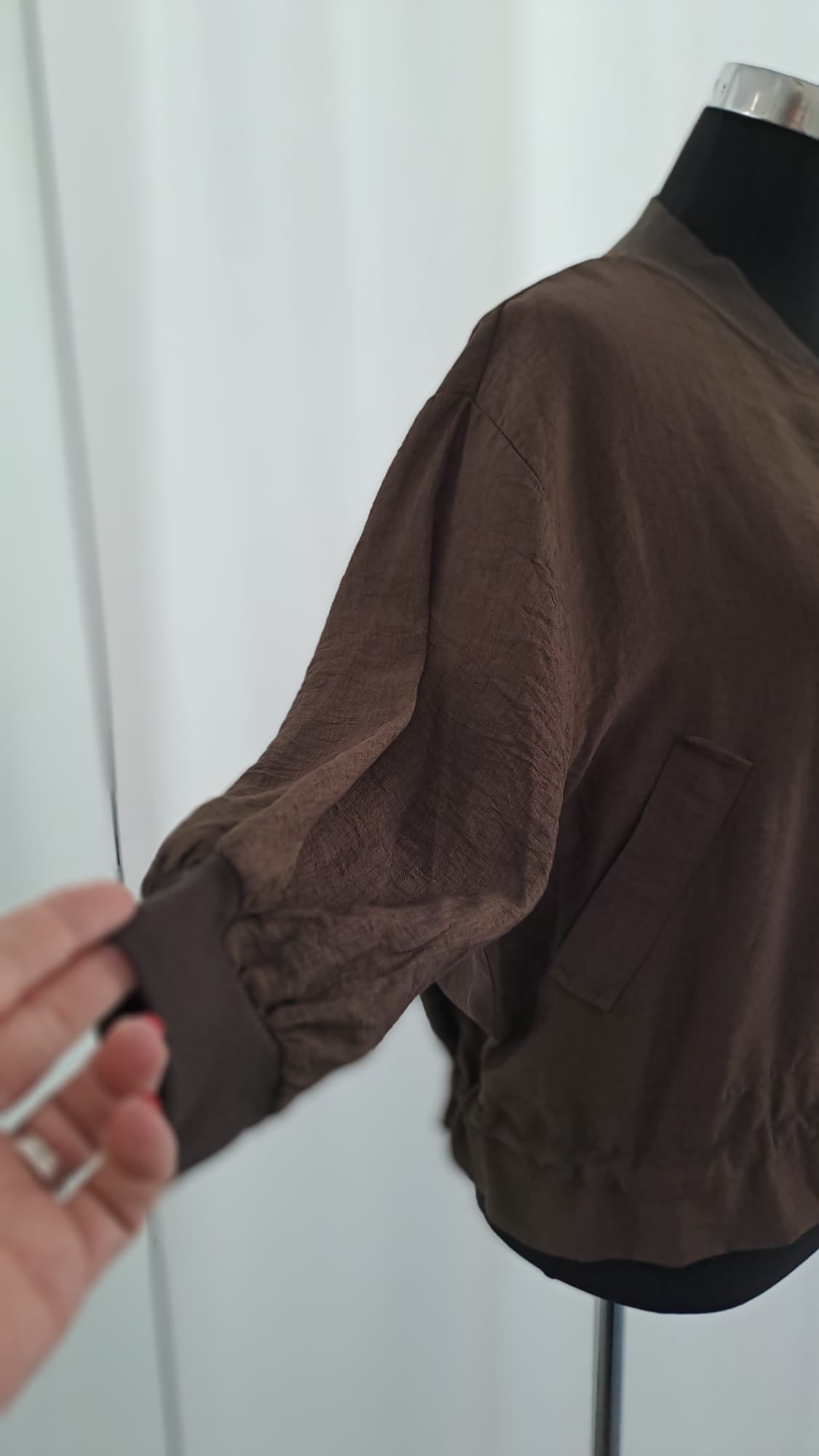 Leichte Bomberjacke Braun Damen | Charme Mode 6783 - Detailansicht Ärmel