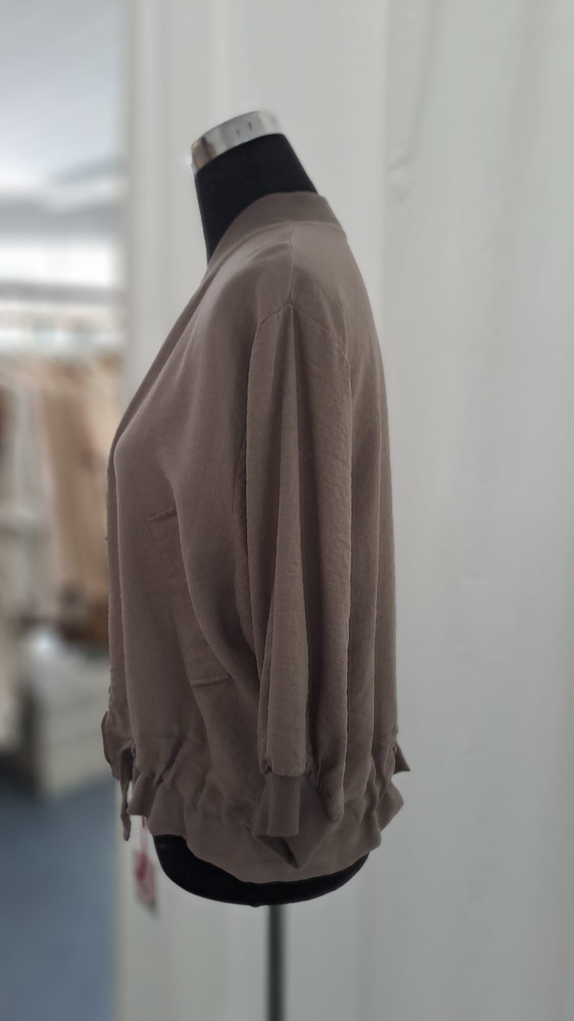 Leichte Jacke in Taupe - Charme Mode 6785 - Rückansicht