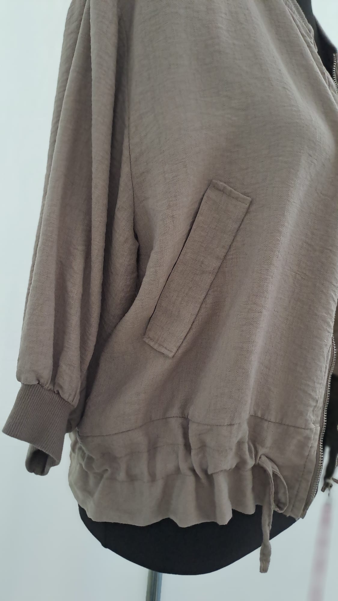 Leichte Jacke in Taupe - Charme Mode 6785 -Detail Bund