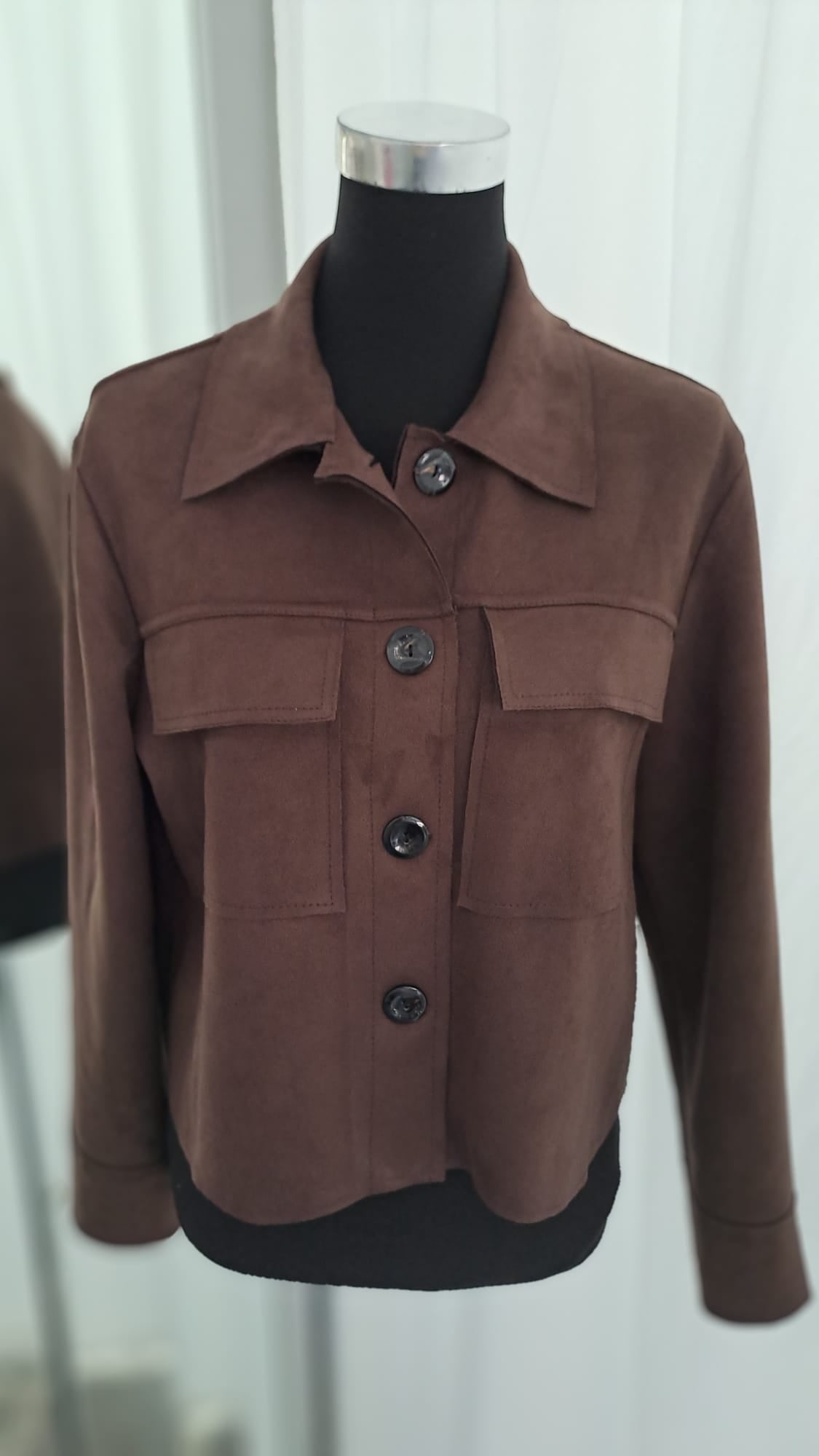 Jacke Mocca Wildlederoptik | Charme Mode 6789 - Detailansicht Knöpfe