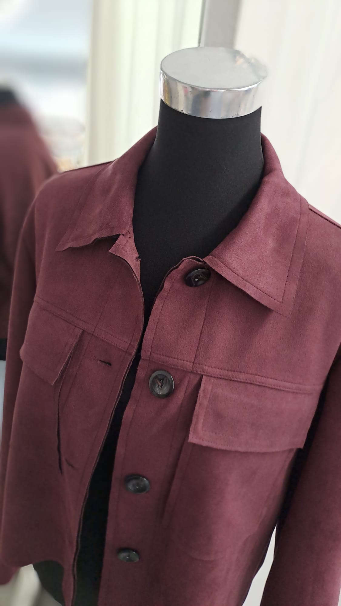 Jacke Beere Wildlederoptik Cropped - Charme Mode 6790 - Detailansicht Knöpfe