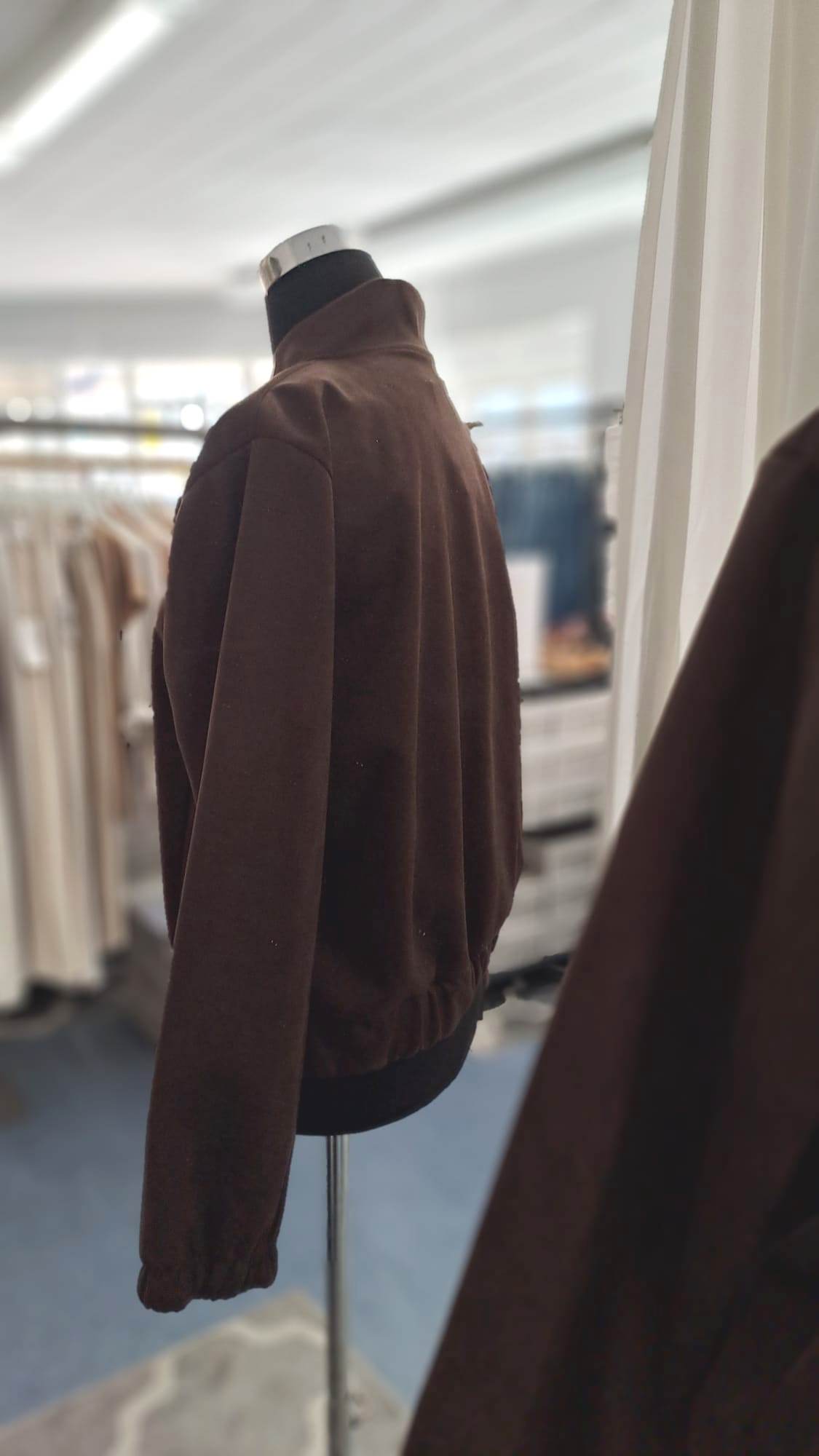 Bomberjacke Mocca Wildlederoptik | Charme Mode 6793 - Detailansicht Arm