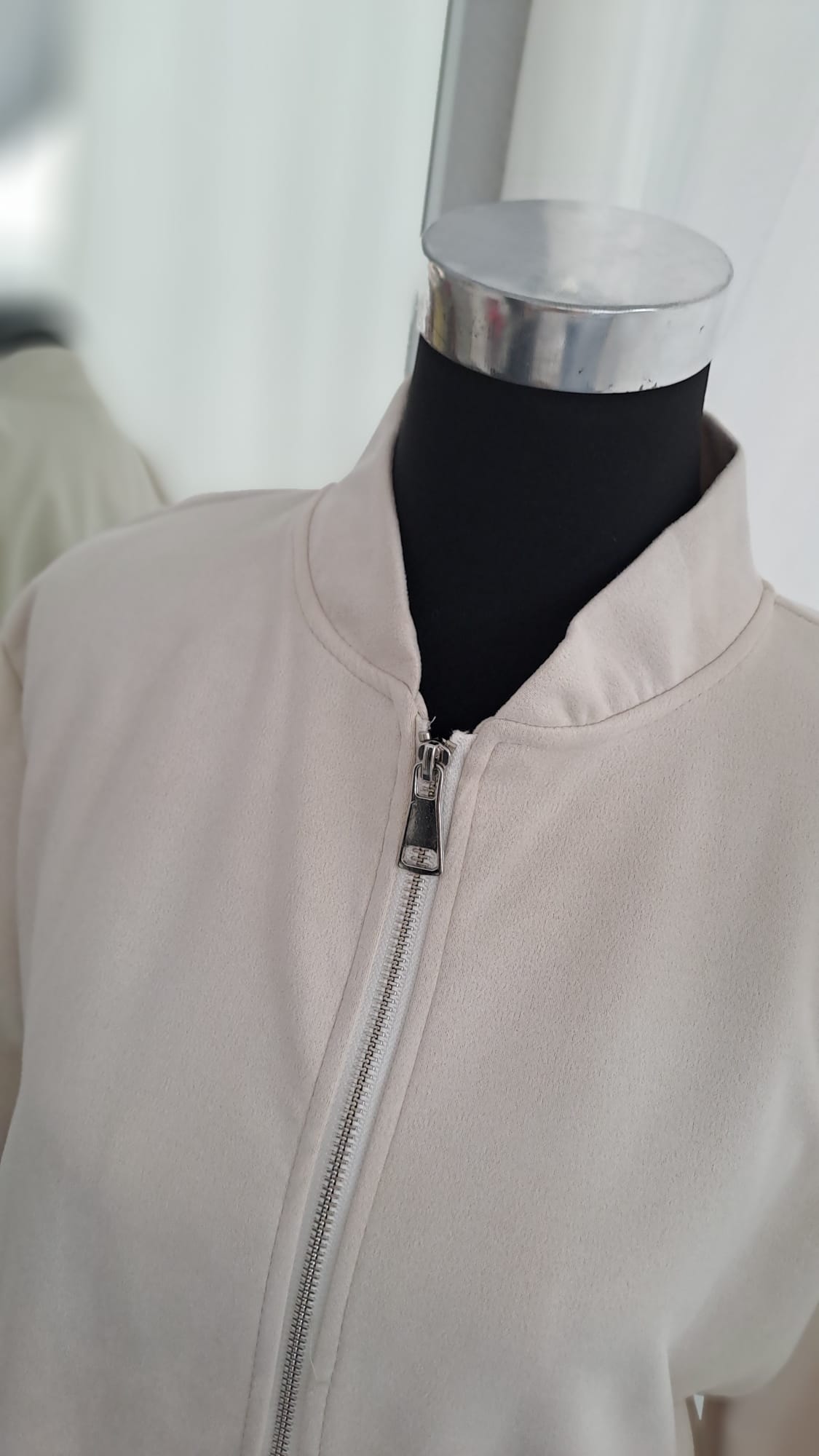 Bomberjacke Hellbeige Wildlederoptik - Charme Mode 6795 - Detailansicht Kragen