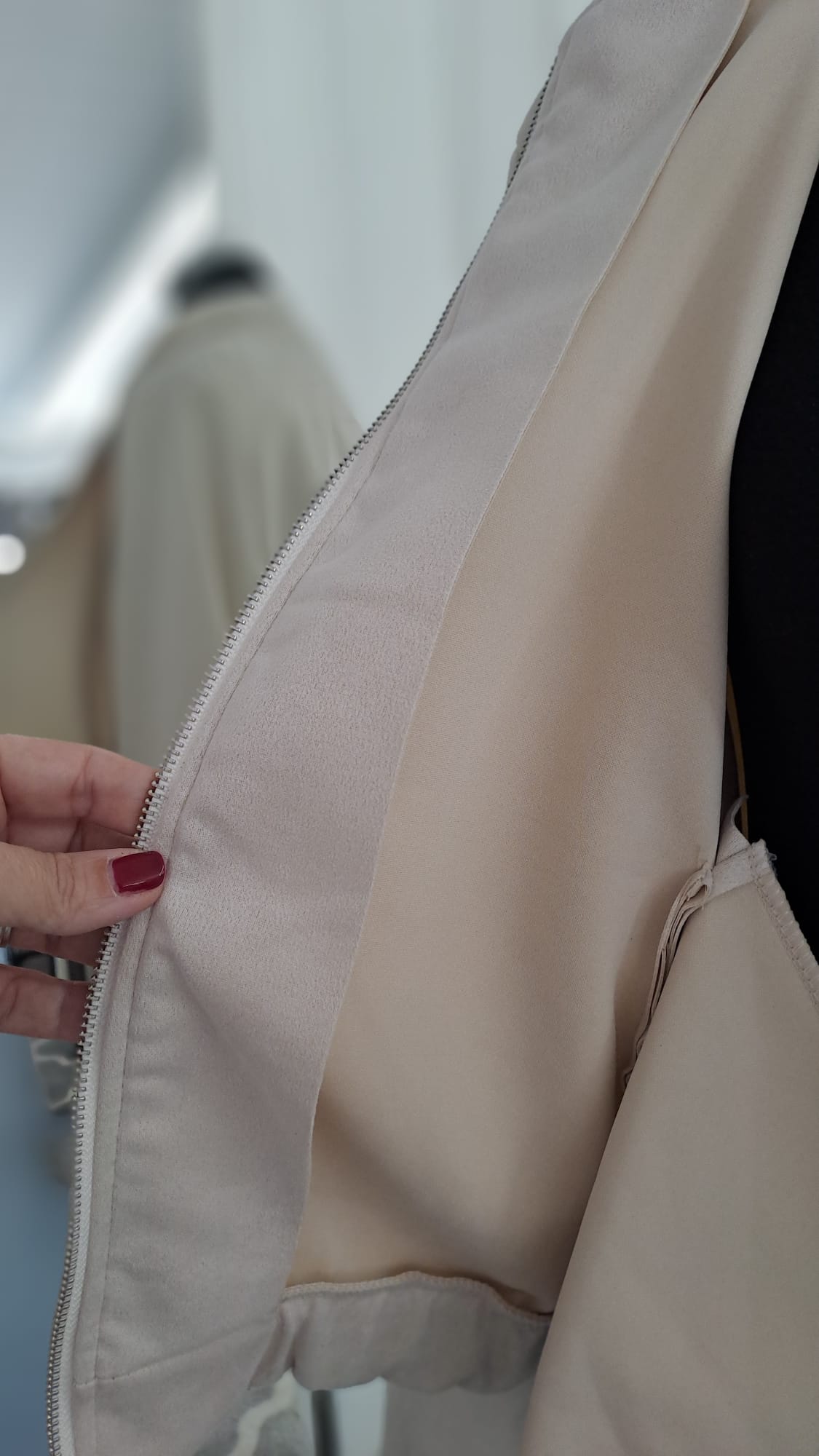 Bomberjacke Hellbeige Wildlederoptik - Charme Mode 6795 - Detailansicht Futter