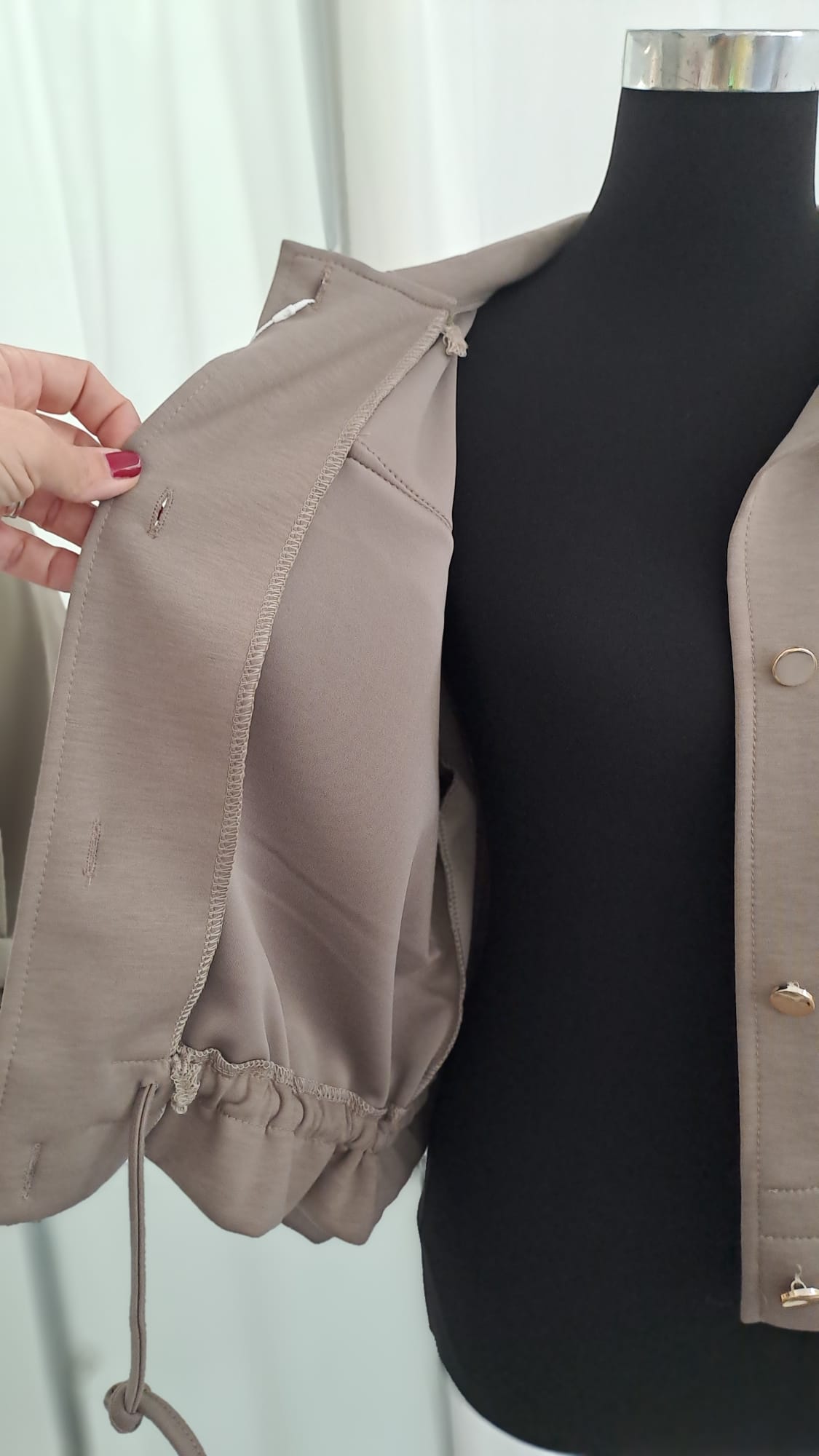 Leichte Jacke in Taupe – Elegante Übergangsjacke - SM Youngfashion 6892 - Detail Innenmaterial