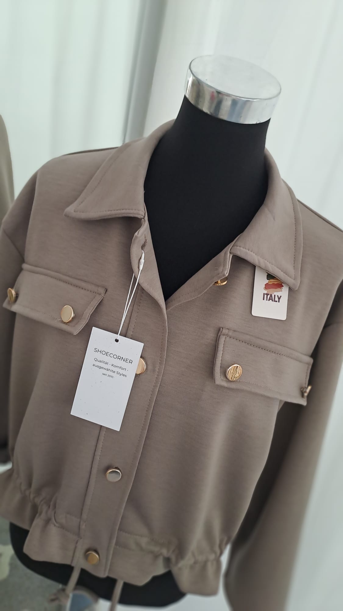 Leichte Jacke in Taupe – Elegante Übergangsjacke - SM Youngfashion 6892 - Detail Knöpfe
