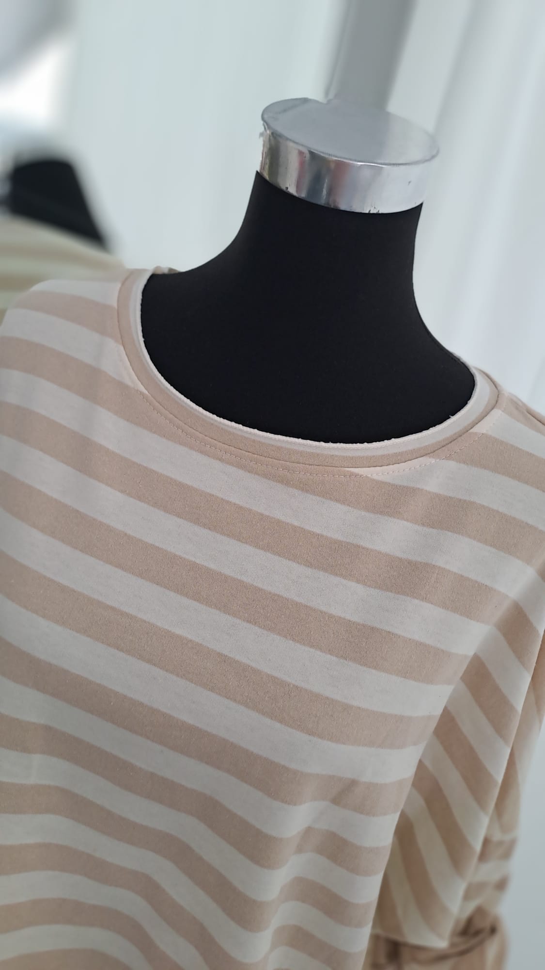 Gestreiftes Langarmshirt Camel Beige | Liping Moda 6847 - Detailansicht Rundhals
