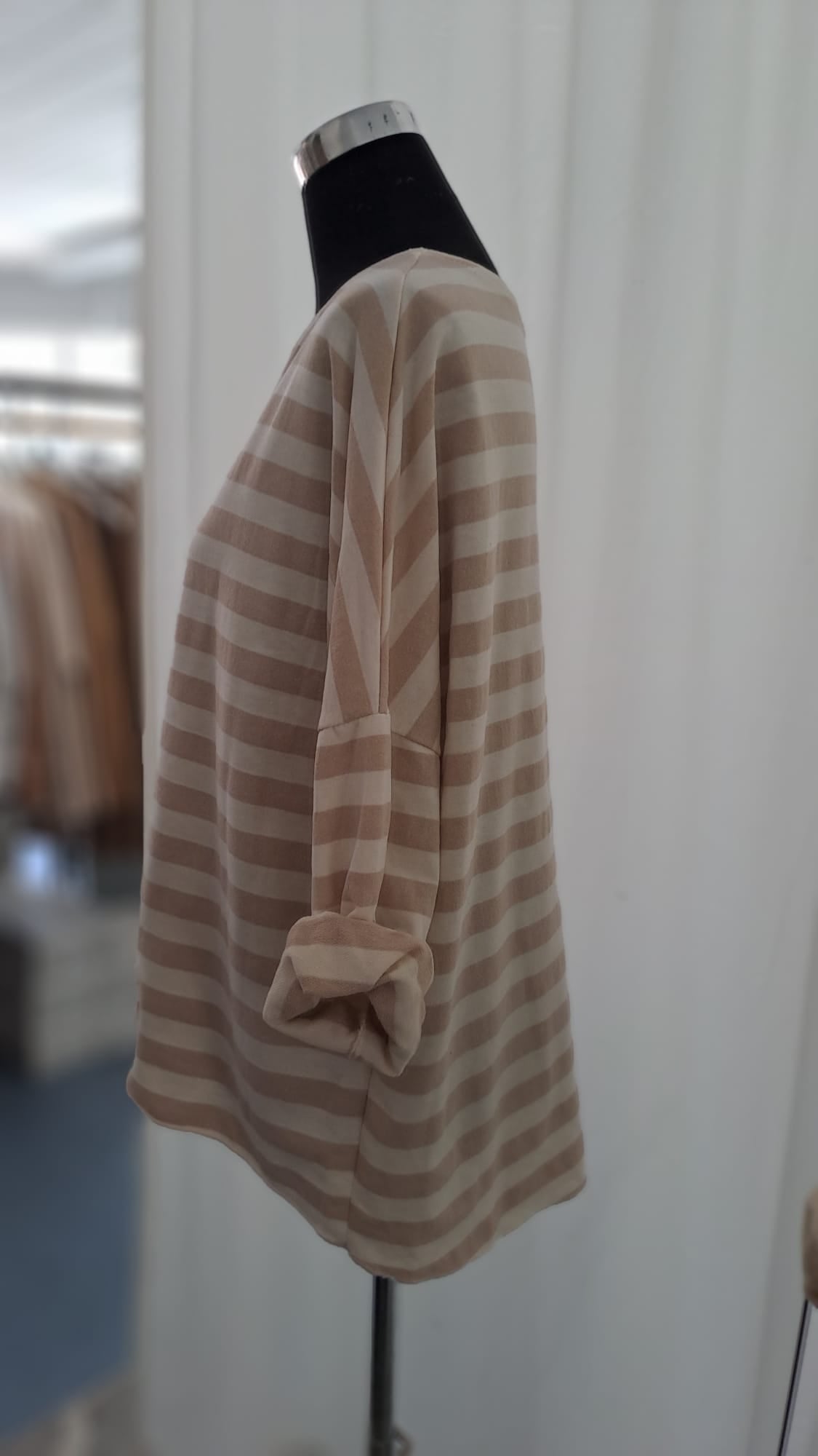 Gestreiftes Langarmshirt Camel Beige | Liping Moda 6847 - Detailansicht Armlänge