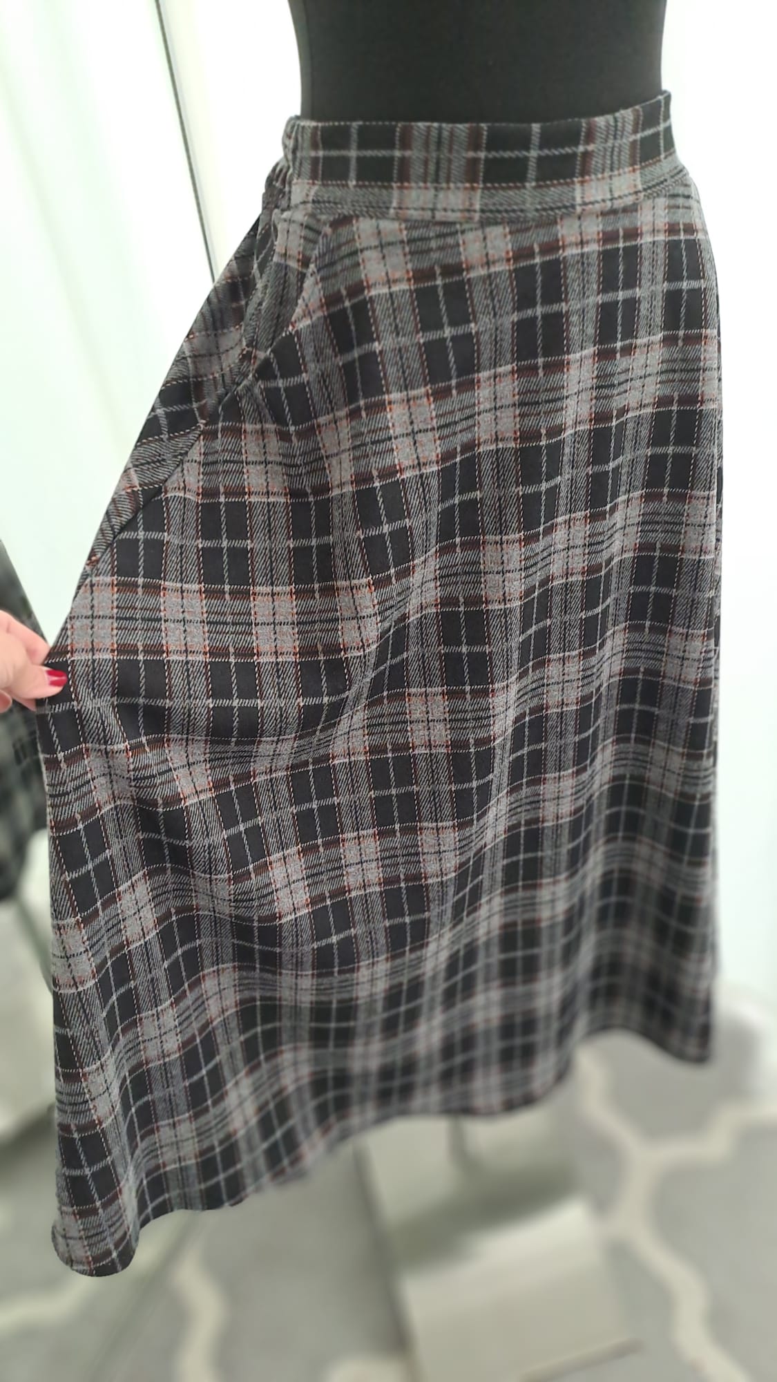 Maxirock Schwarz Grau Karomuster - A-Linie Maxi - Liping Moda 6853 - Detail der Materialoberfläche