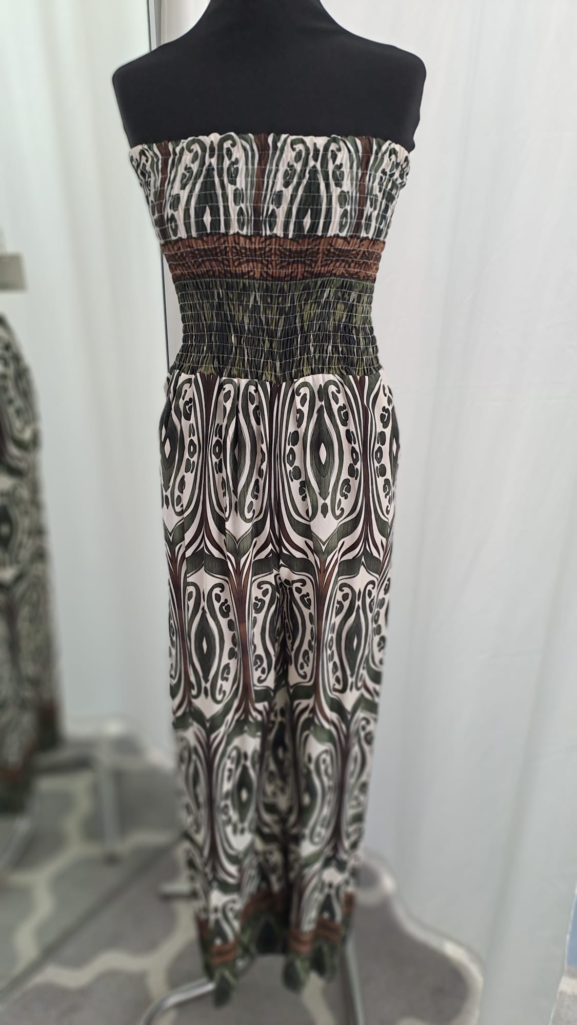 Bandeau-Overall Khaki | Fließender Jumpsuit mit weitem Bein - Seitenansicht