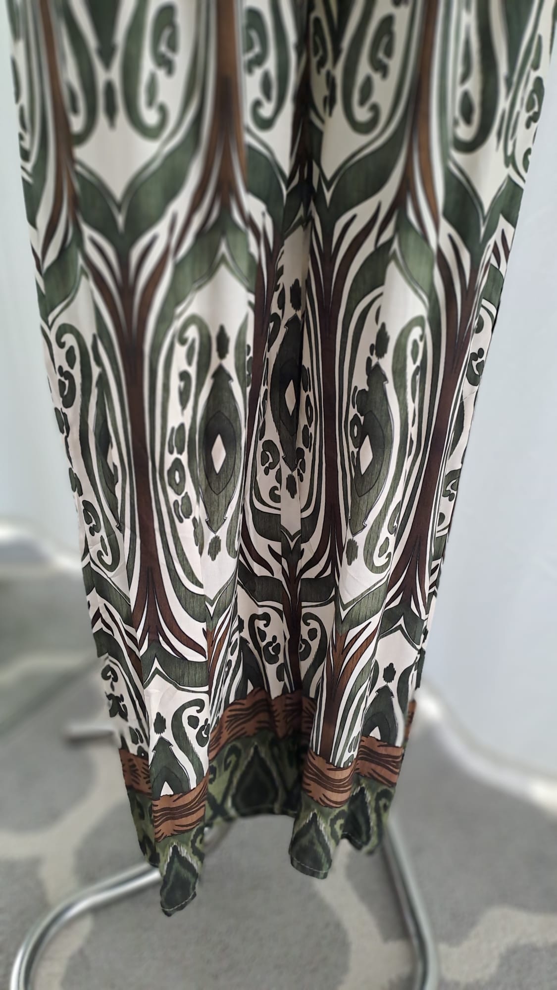 Bandeau-Overall Khaki | Fließender Jumpsuit mit weitem Bein - Detailansicht Bein