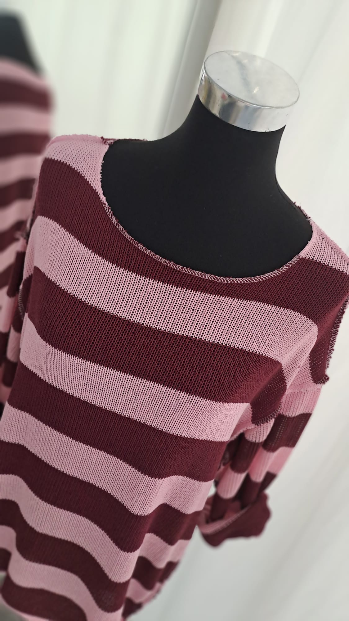 Strickpulli Bordeaux Rosa gestreift - weich und lässig - Charme Mode 6830 - Detail vom Ausschnitt