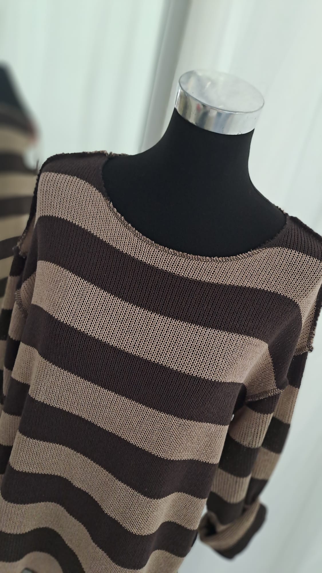 Strickpulli Taupe Mocca gestreift - weich und lässig - Charme Mode 6827 - Ausschnittdetail