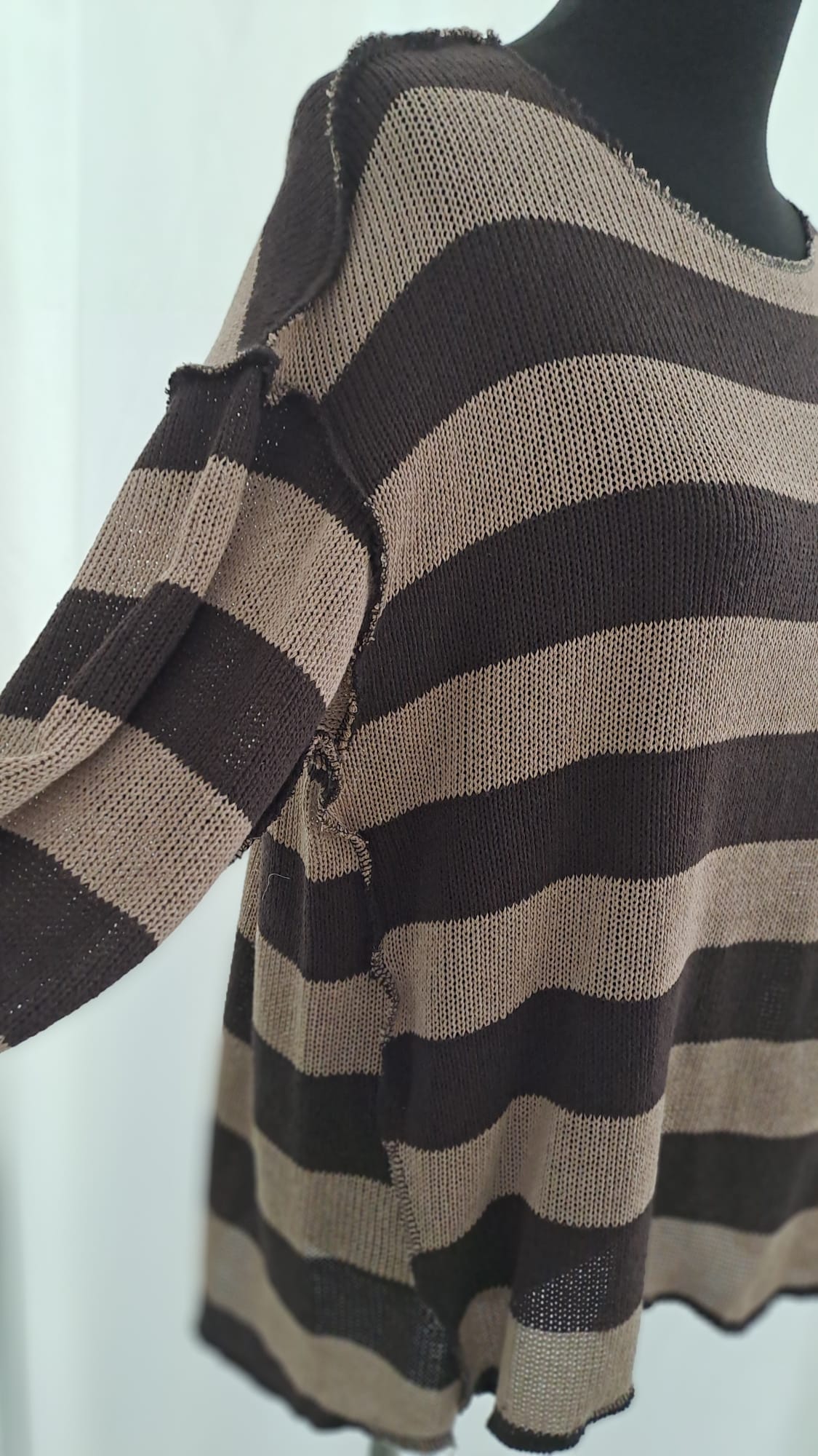 Strickpulli Taupe Mocca gestreift - weich und lässig - Charme Mode 6827 - Detail der Pullioberfläche
