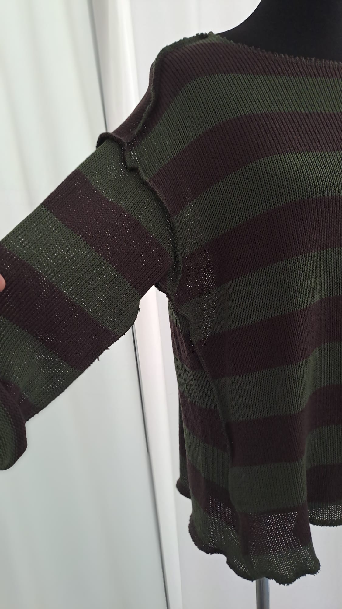Strickpulli Khaki Mocca gestreift - weich & lässig - Charme Mode 6828 - Detailansicht Arm