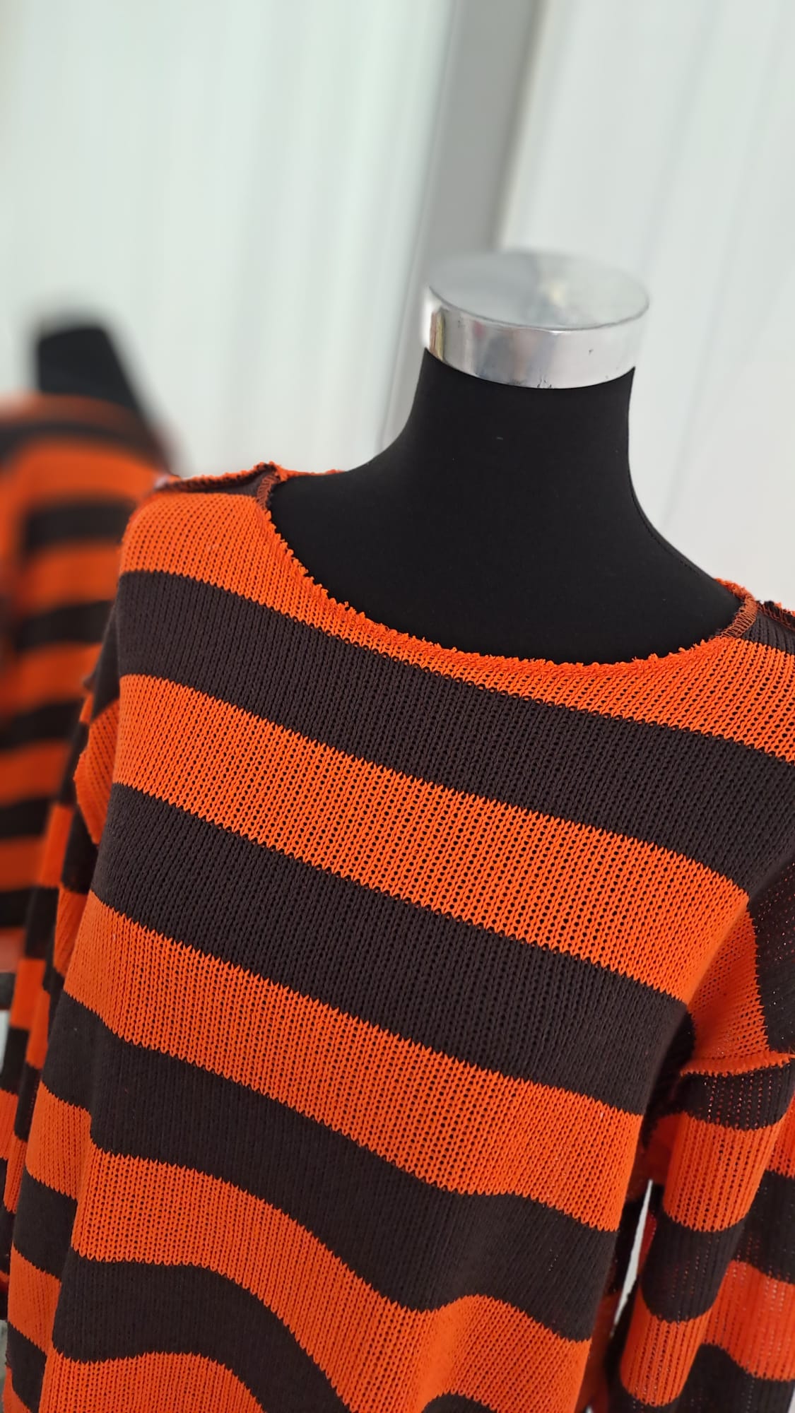 Strickpulli Orange Mocca gestreift | Charme Mode 6829 - Detailansicht Ausschnitt