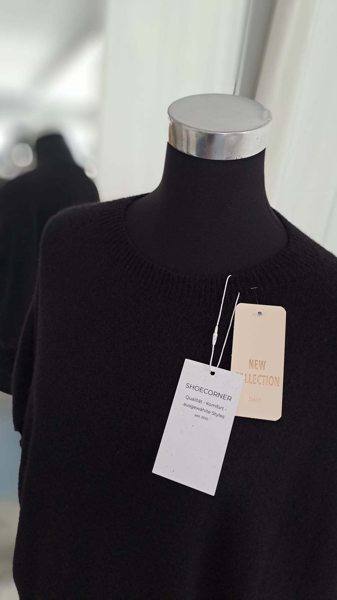 Kurzarm-Pullover 6896 Schwarz Poncho-Style - Fledermausschnitt - Detailansicht Ausschnitt