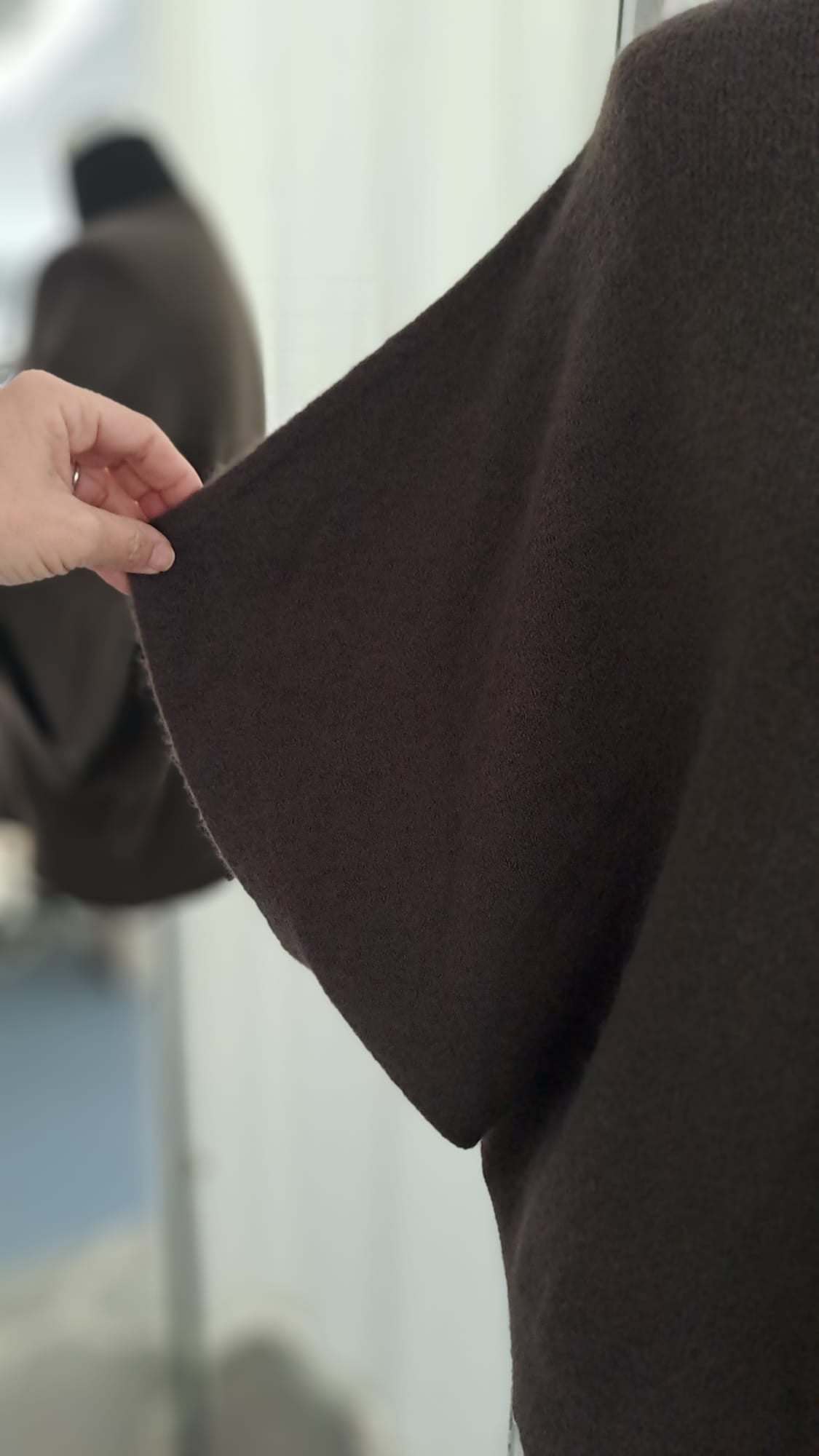 Kurzarm-Pullover Braun Poncho-Style - Fledermausschnitt - Detailansicht Kurzarm