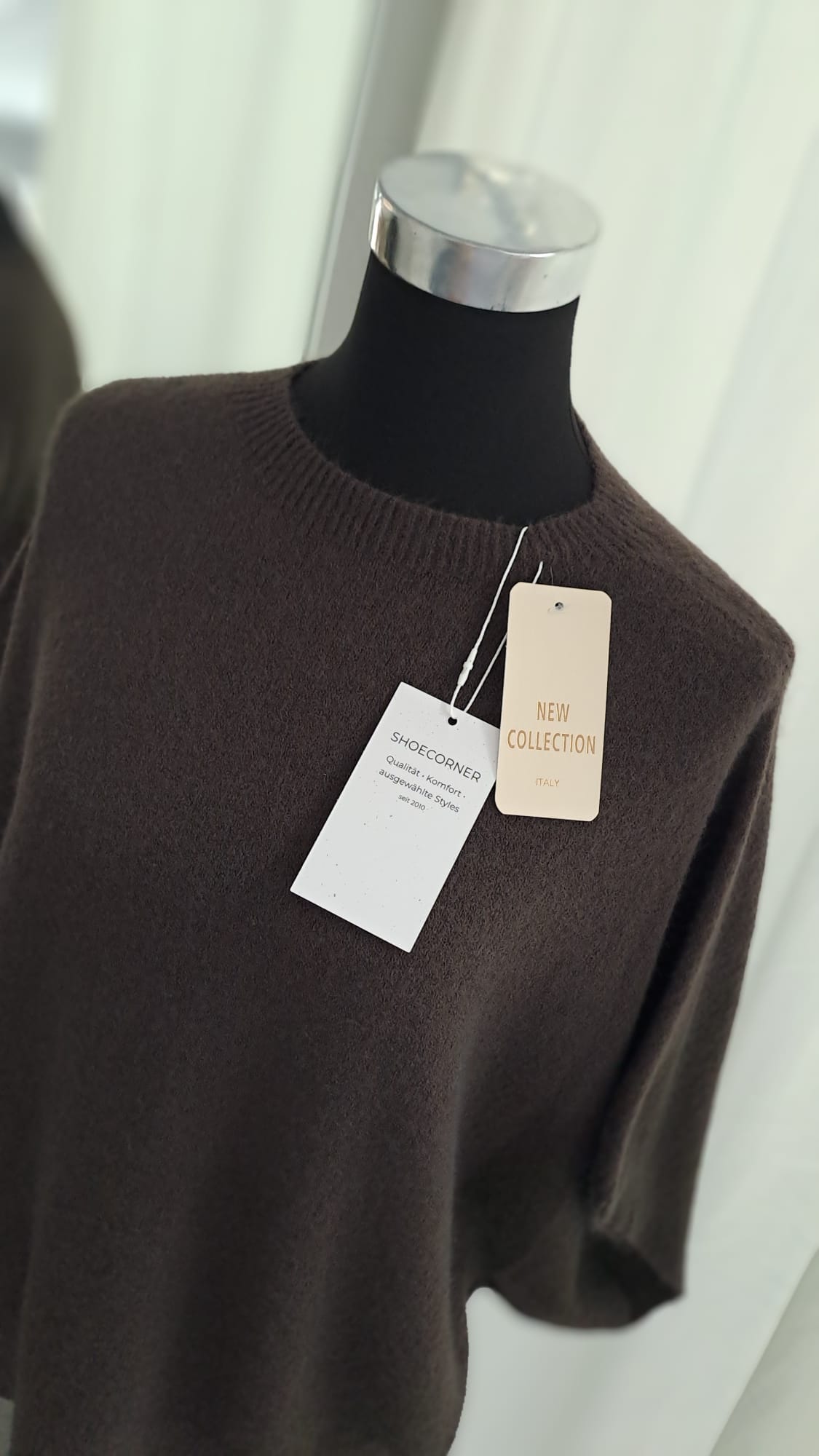 Kurzarm-Pullover Braun Poncho-Style - Fledermausschnitt - Detailansicht Rundhals
